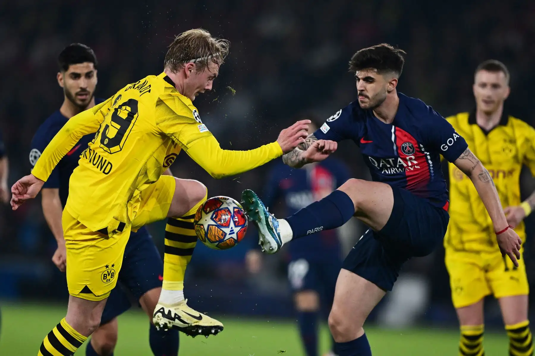 El centrocampista alemán del Dortmund Julian Brandt  y el defensor brasileño del Paris Saint-Germain  Lucas Beraldo  luchan por el balón durante el partido de fútbol de vuelta de las semifinales de la Liga de Campeones de la UEFA entre el Paris Saint-Germain (PSG) y el Borussia Dortmund. Foto: ANDINA/ AFP