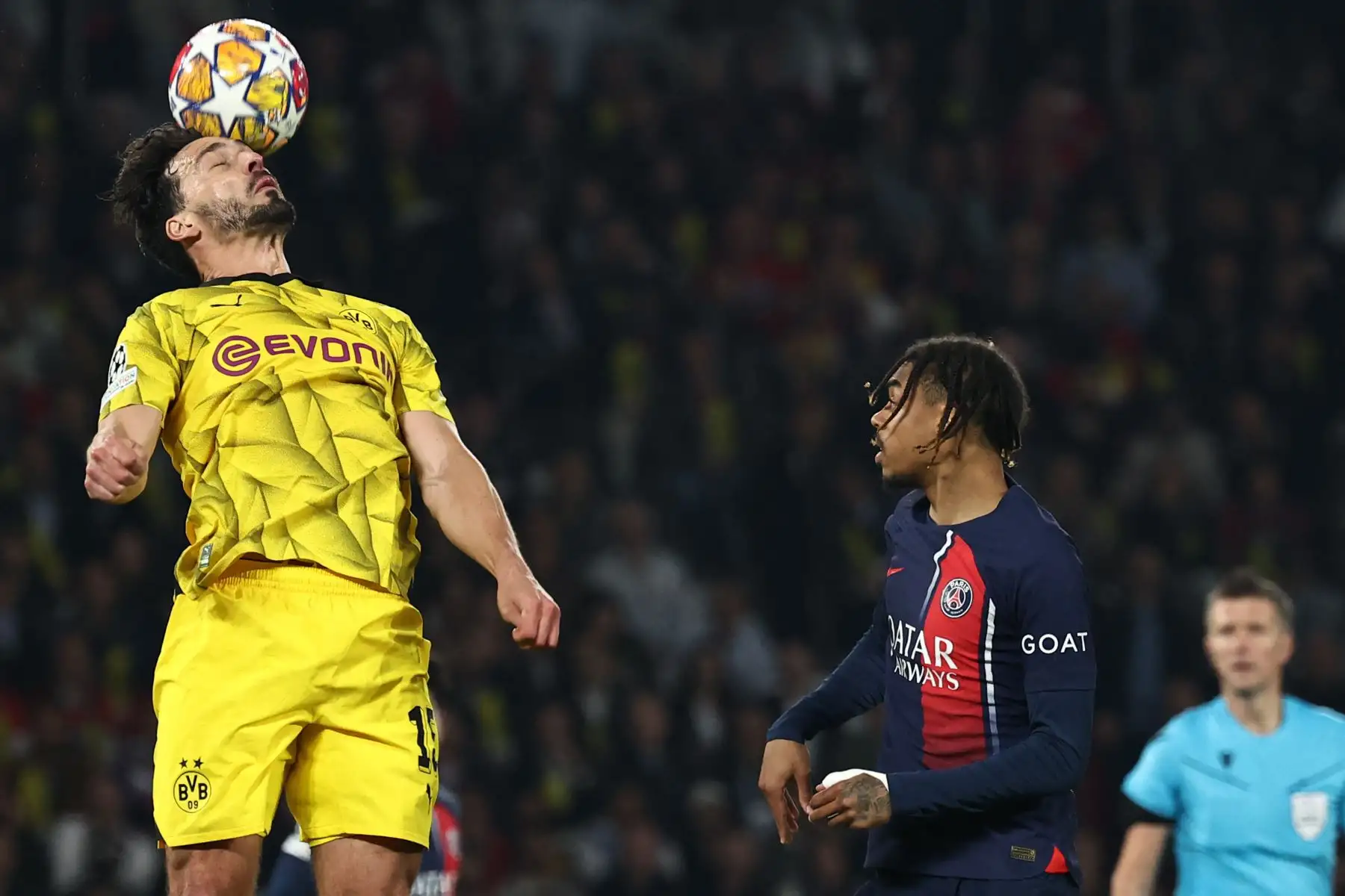 El defensor alemán del Dortmund Mats Hummels encabeza el balón frente al delantero francés del Paris Saint-Germain Bradley Barcola  durante el partido de fútbol de vuelta de las semifinales de la Liga de Campeones de la UEFA entre el Paris Saint-Germain (PSG) y Borussia Dortmund. Foto: ANDINA/AFP
