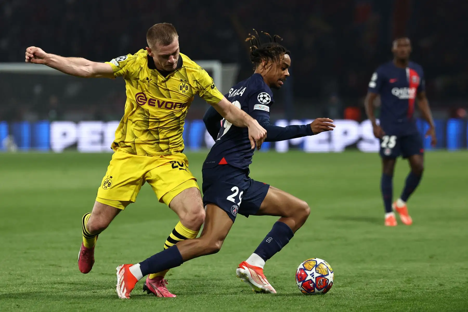 El delantero francés del Paris Saint-Germain  Bradley Barcola  y el defensor noruego del Dortmund Julian Ryerson  luchan por el balón durante el partido de fútbol de vuelta de las semifinales de la Liga de Campeones de la UEFA entre el Paris Saint-Germain (PSG) y el Borussia Dortmund.
Foto: ANDINA/AFP