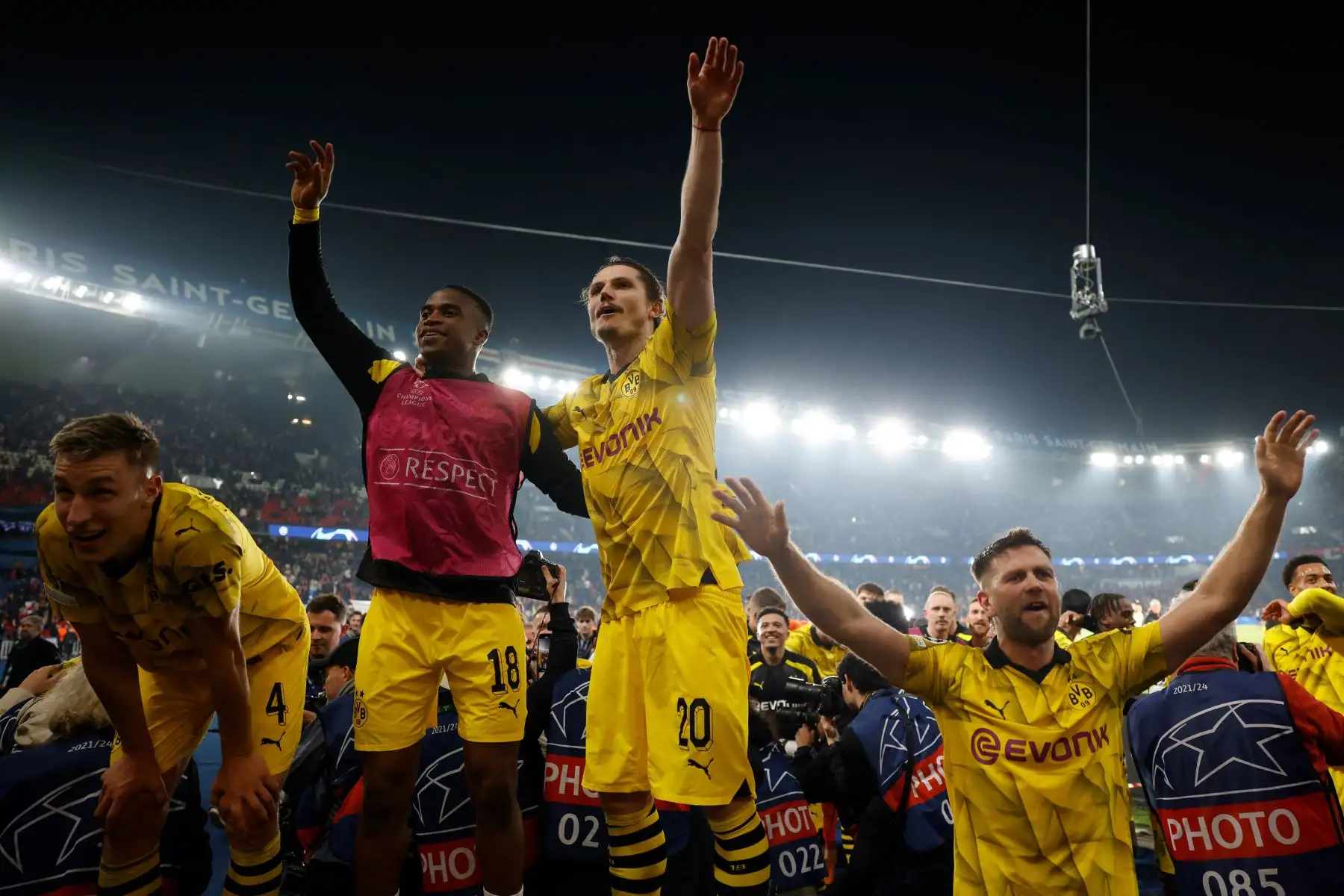 El defensor alemán de Dortmund  Nico Schlotterbeck, el delantero alemán de Dortmund Youssoufa Moukoko, el centrocampista austriaco de Dortmund Marcel Sabitzer y el delantero alemán de Dortmund Niclas Fuellkrug celebran su victoria con los aficionados en el Final del partido de vuelta de las semifinales de la Liga de Campeones de la UEFA contra el Paris Saint-Germain (PSG). Foto: ANDINA/AFP