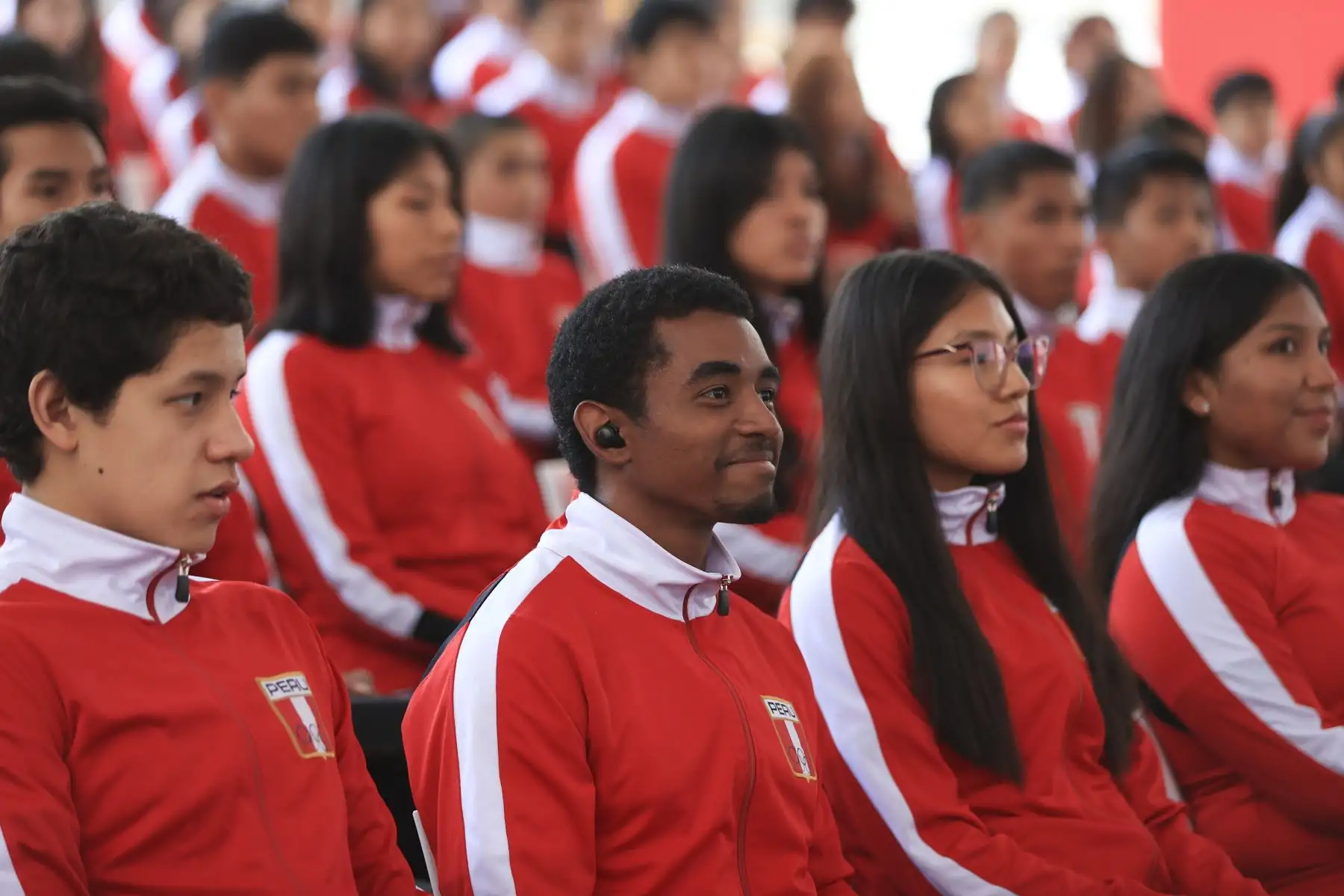 Esta tarde en el Estadio Nacional, la presidenta de la República, Dina Ercilia Boluarte Zegarra, reconoció a los jóvenes deportistas peruanos que ganaron 100 medallas en los I Juegos Bolivarianos de la Juventud 2024, realizados en Bolivia. Foto: ANDINA/Presidencia