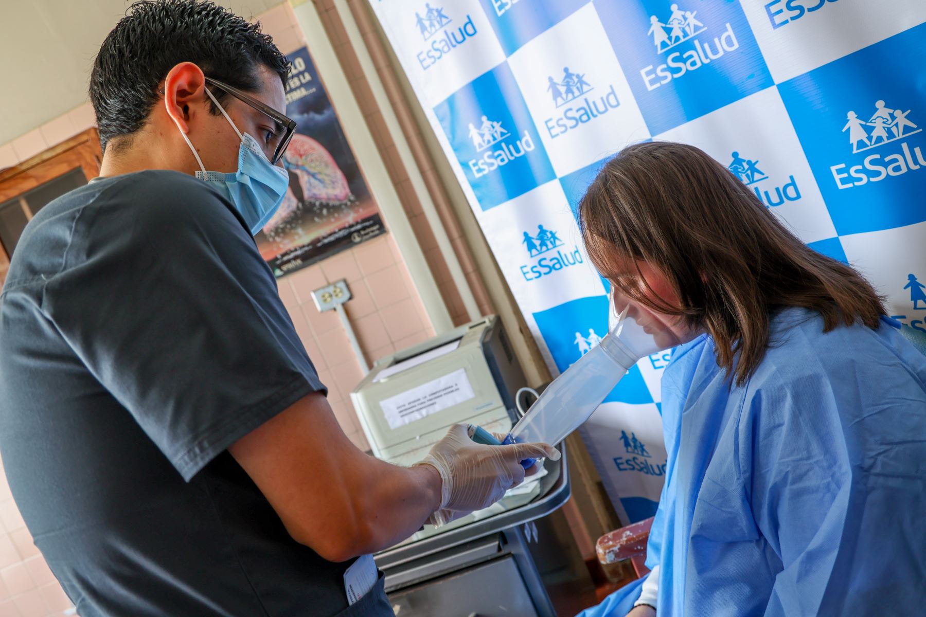 La terapia biológica es un tratamiento de anticuerpos monoclonales humanizados que permite reducir las exacerbaciones graves, las hospitalizaciones y el uso de esteroides orales, así como ayudar a los pacientes a controlar este tipo de asma bronquial. Foto: ANDINA/Difusión