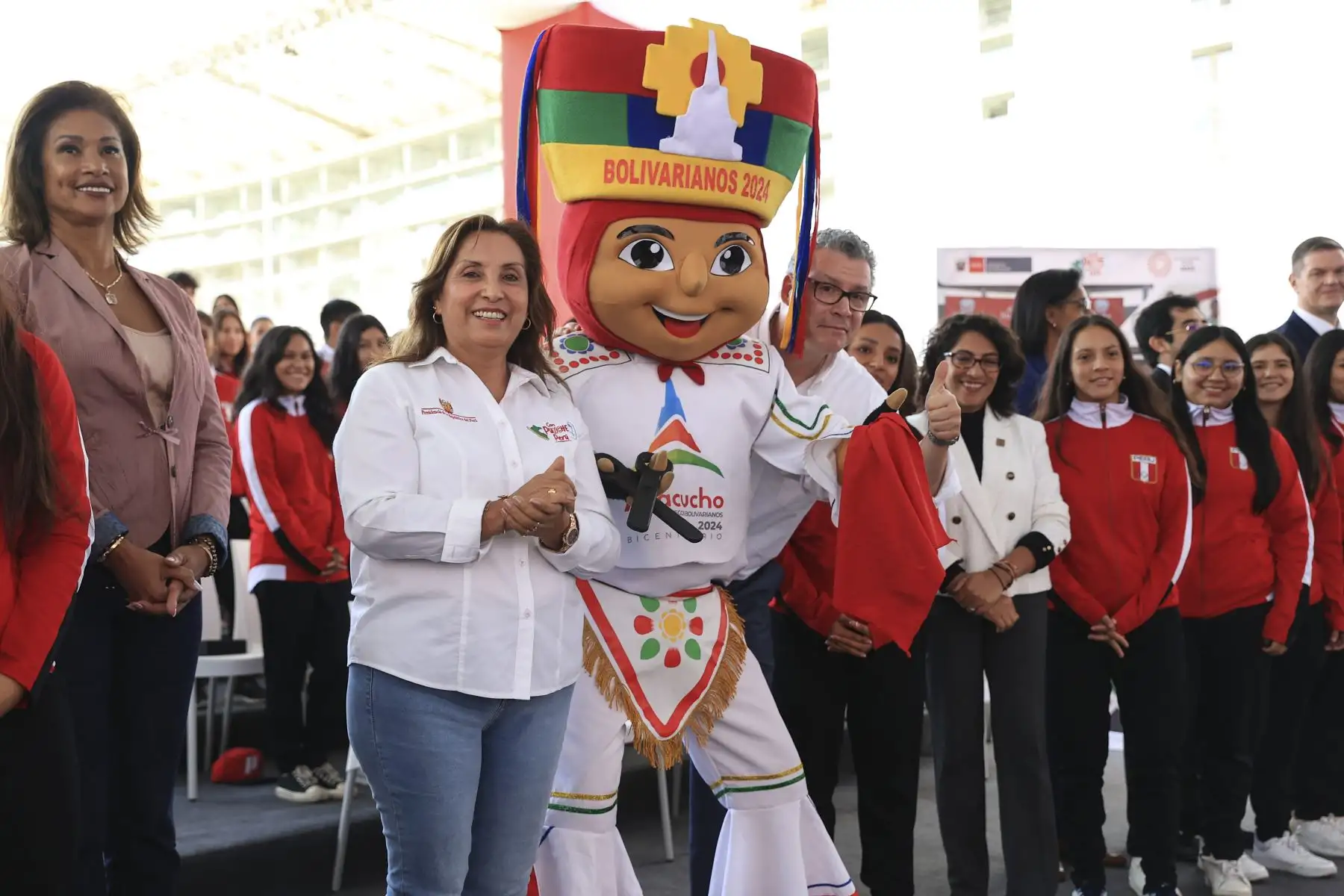 Esta tarde en el Estadio Nacional, la presidenta de la República, Dina Ercilia Boluarte Zegarra, reconoció a los jóvenes deportistas peruanos que ganaron 100 medallas en los I Juegos Bolivarianos de la Juventud 2024, realizados en Bolivia. Foto: ANDINA/Presidencia