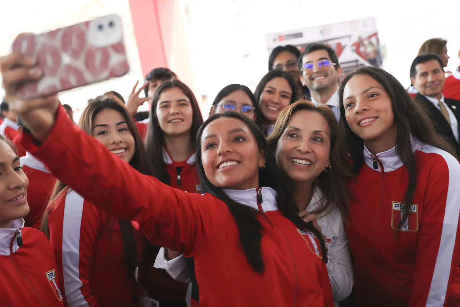 Esta tarde en el Estadio Nacional, la presidenta de la República, Dina Ercilia Boluarte Zegarra, reconoció a los jóvenes deportistas peruanos que ganaron 100 medallas en los I Juegos Bolivarianos de la Juventud 2024, realizados en Bolivia. Foto: ANDINA/Presidencia