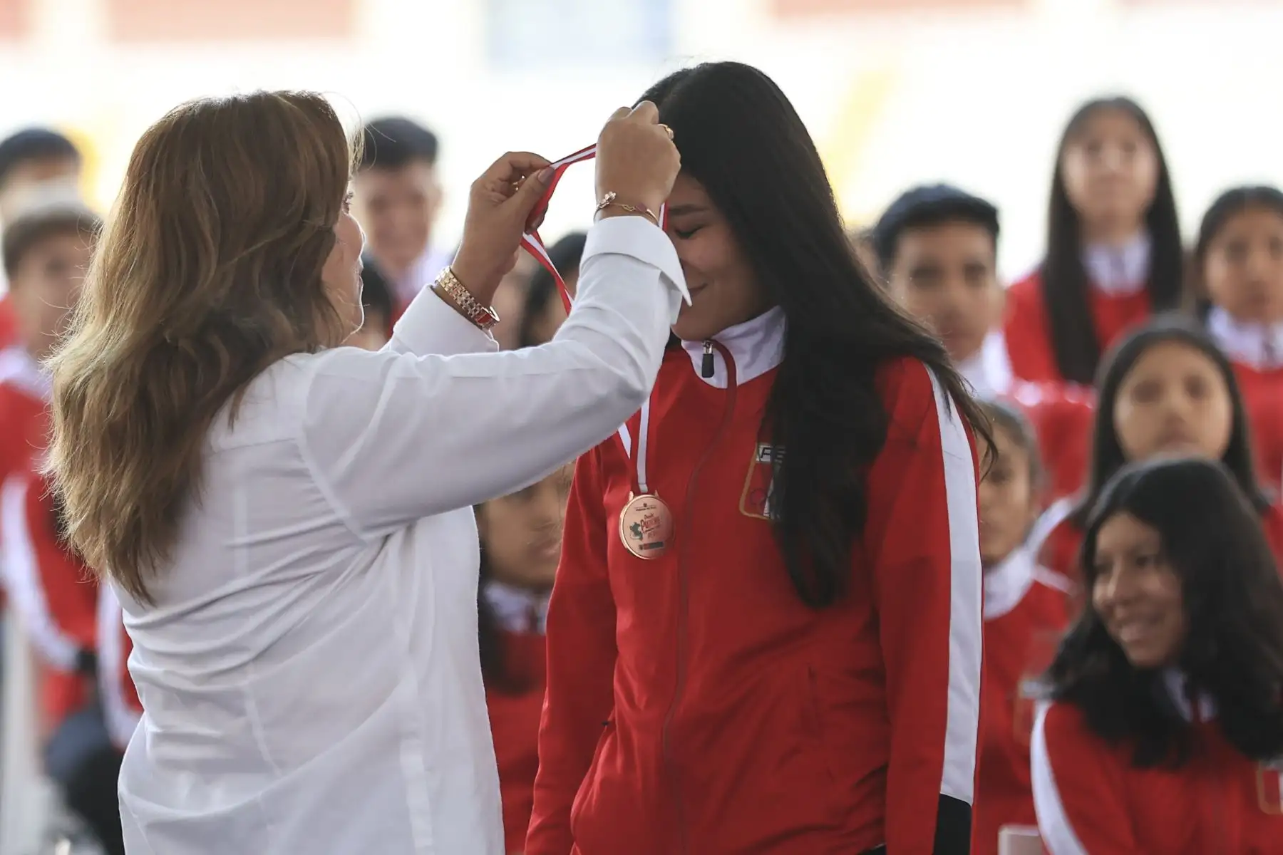 Esta tarde en el Estadio Nacional, la presidenta de la República, Dina Ercilia Boluarte Zegarra, reconoció a los jóvenes deportistas peruanos que ganaron 100 medallas en los I Juegos Bolivarianos de la Juventud 2024, realizados en Bolivia. Foto: ANDINA/Presidencia