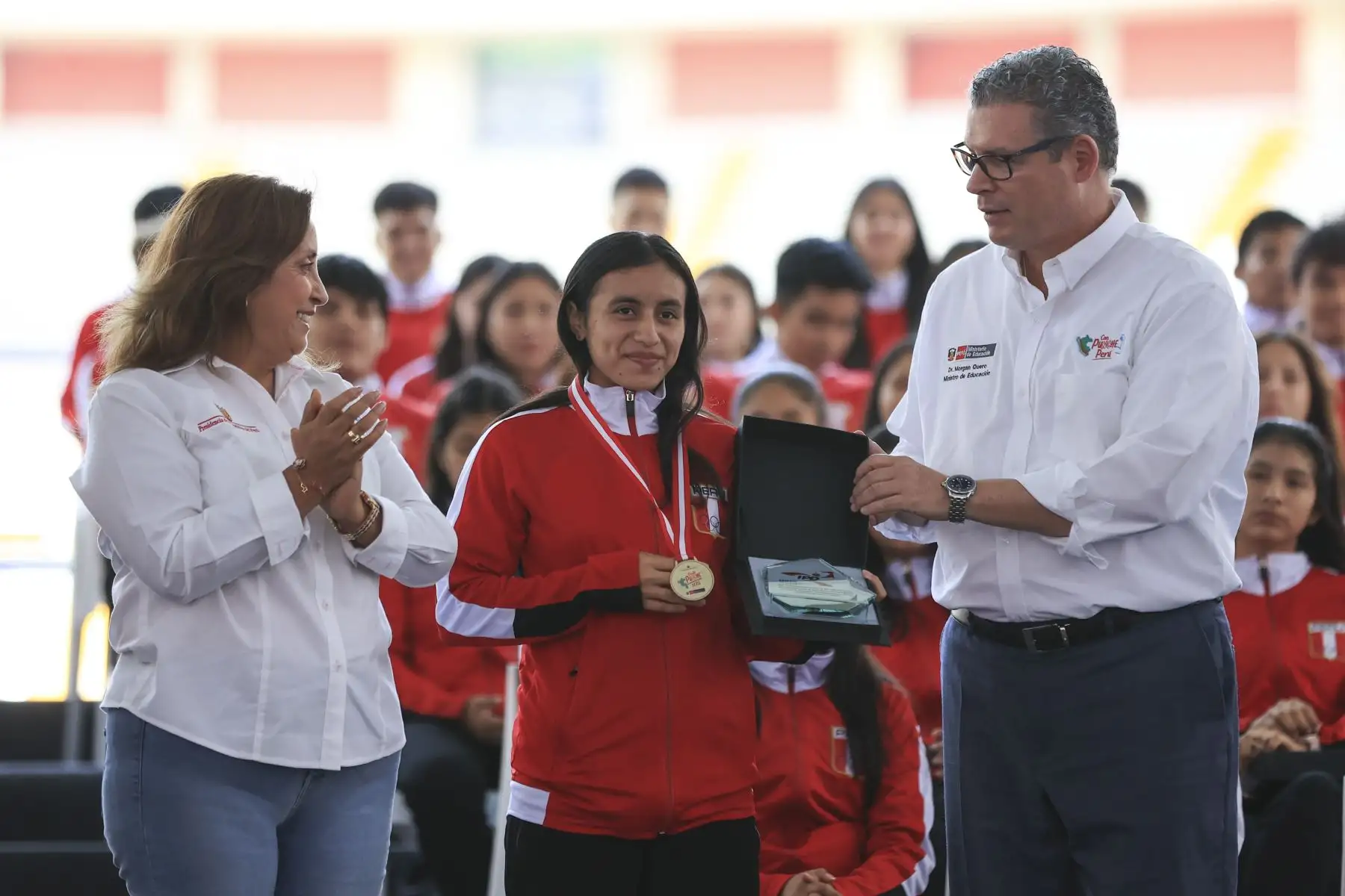 Esta tarde en el Estadio Nacional, la presidenta de la República, Dina Ercilia Boluarte Zegarra, reconoció a los jóvenes deportistas peruanos que ganaron 100 medallas en los I Juegos Bolivarianos de la Juventud 2024, realizados en Bolivia. Foto: ANDINA/Presidencia