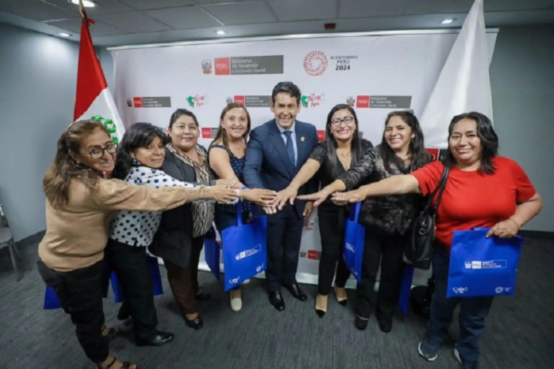 Titular del Midis escuchó las diversas problemáticas que afrontan las localidades representadas por las autoridades femeninas que conforman la Asociación de Alcaldesas del Perú .