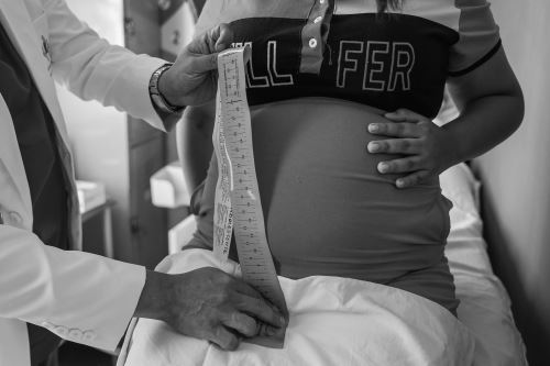 Muchas niñas y adolescentes embarazadas esconden su gestación por diversas razones y llegan a los controles médicos con diversos problemas, como la anemia. Foto: Andrés Valle.