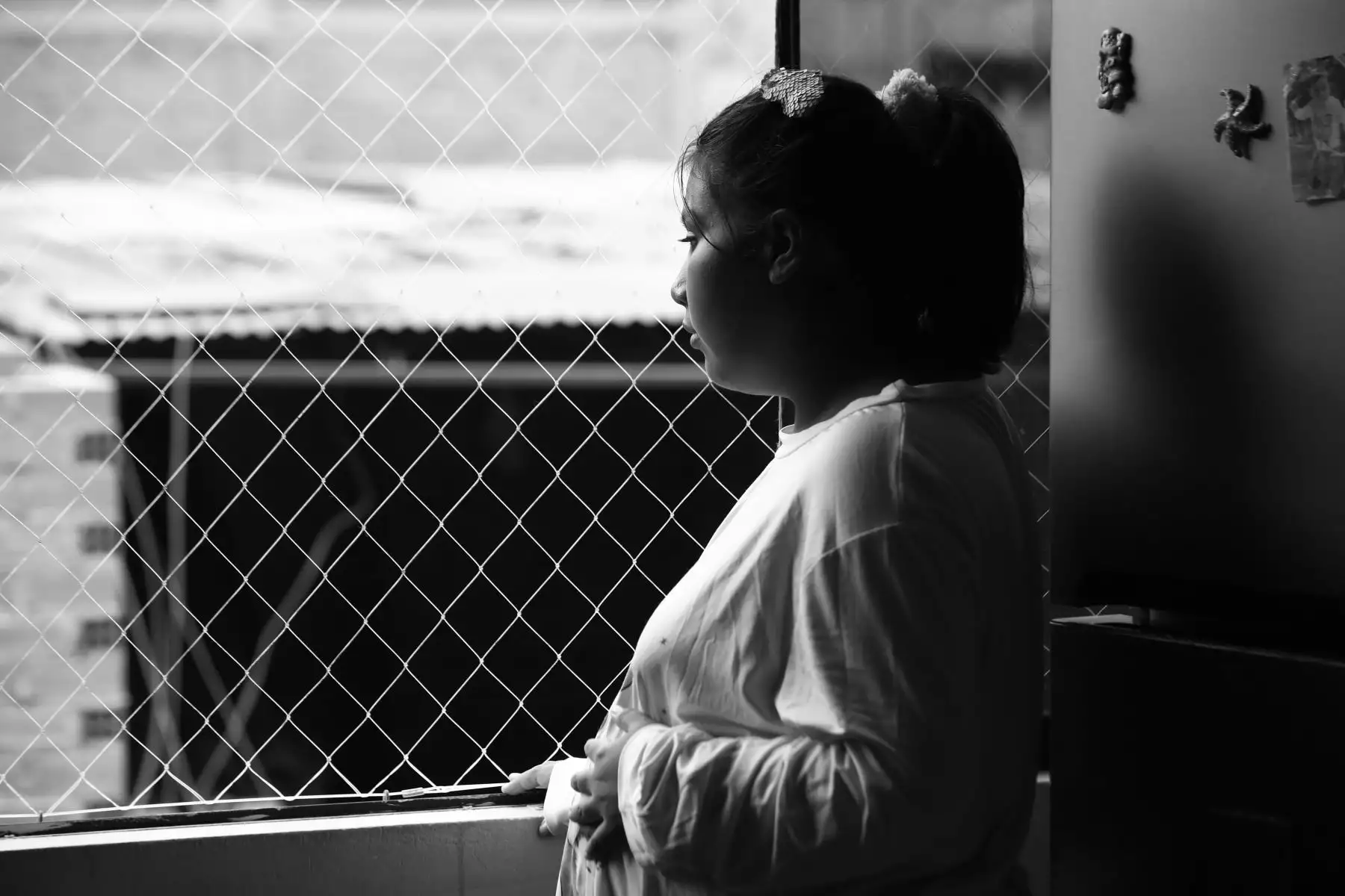 Ella es una joven de 16 años de edad, del distrito del Rímac, que actualmente se encuentra embarazada con 34 semanas de gestación. Como la gran mayoría de adolescentes embarazadas, tuvo que interrumpir sus estudios básicos de educación secundaria, sin embargo cuenta con el gran apoyo de su joven madre. Foto: ANDINA/Daniel Bracamonte