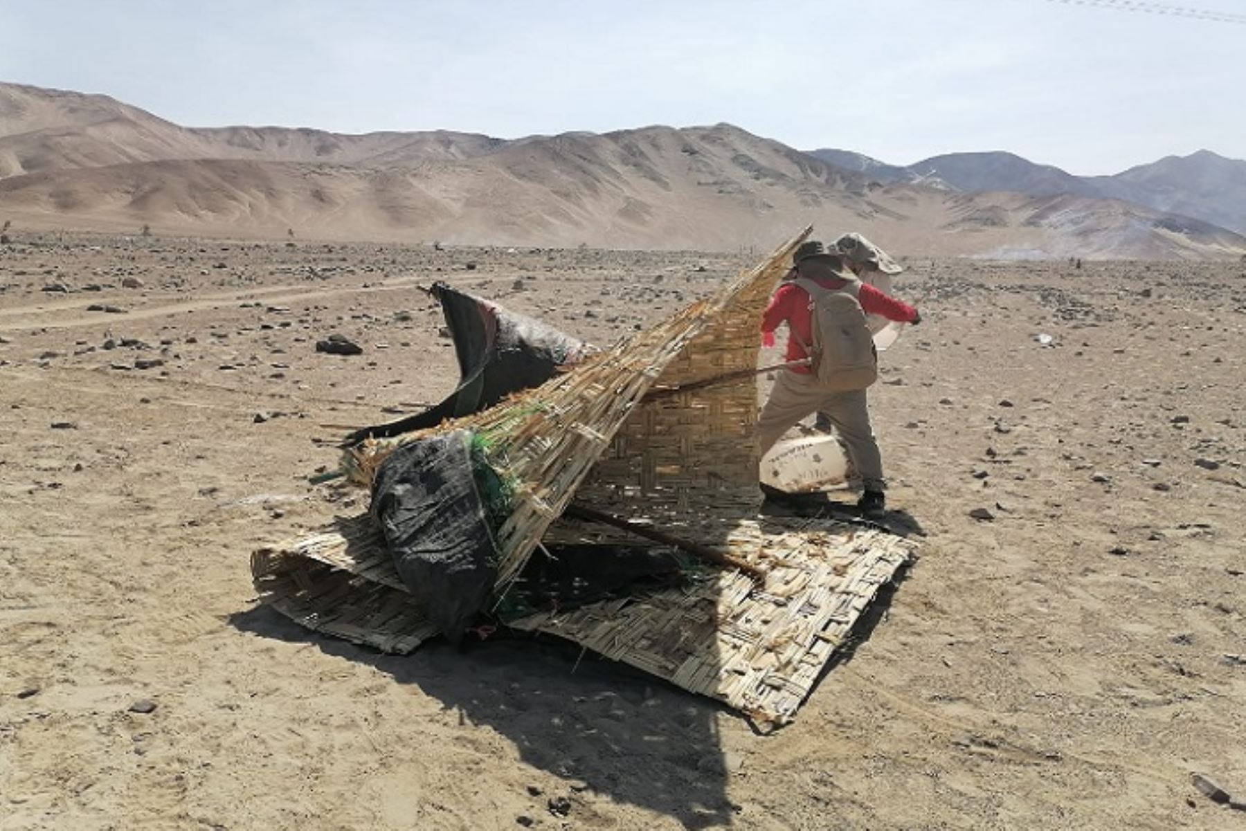 Con apoyo de efectivos de la Policía Nacional se retiraron las esteras instaladas en el paisaje arqueológico Líneas y Geoglifos de Nasca.