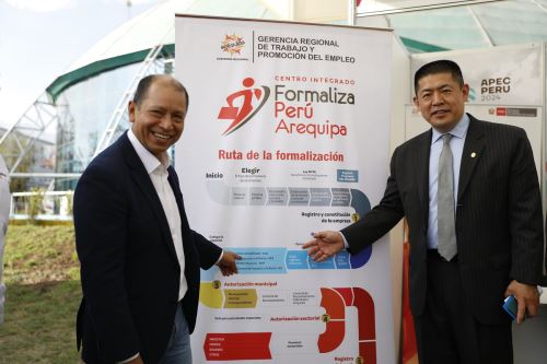 Ministro de Trabajo y Promoción del Empleo, Daniel Maurate Romero y el líder del Grupo de trabajo para el desarrollo de los recursos humanos del APEC, Zhao Li. Foto: Cortesía.