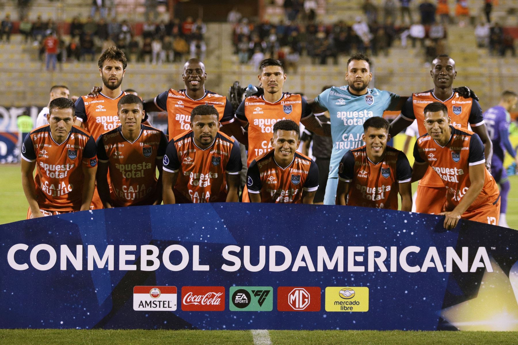 Jugadores de César Vallejo se enfrentaron al Medellín de Colombia en partido de vuelta de la fase de grupos de la Copa Sudamericana en el estadio Mansiche de Trujillo, Perú, el 7 de mayo de 2024. Foto: AFP