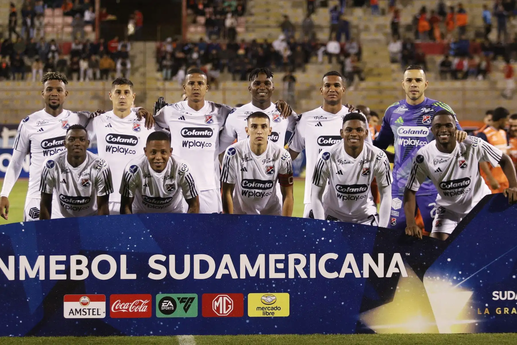 Jugadores del Medellín de Colombia se enfrentaron a los locales César Vallejo en partido de vuelta de la fase de grupos de la Copa Sudamericana en el estadio Mansiche de Trujillo, Perú, el 7 de mayo de 2024. Foto: AFP