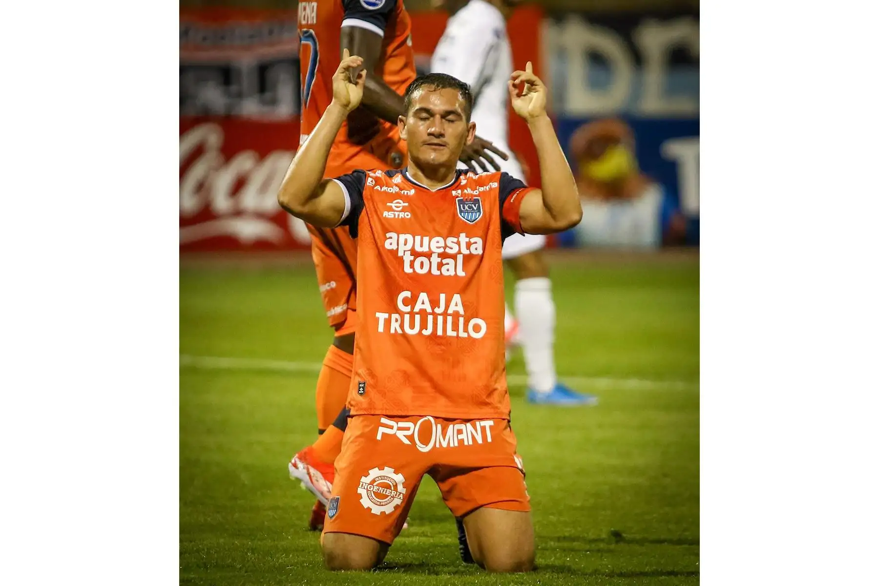 El jugador peruano Jairo Vélez de César Vallejo celebra su primer gol anotado contra el Medellín de Colombia durante el primer tiempo del partido de vuelta de la fase de grupos de la Copa Sudamericana en el estadio Mansiche de Trujillo, Perú, el 7 de mayo de 2024. Foto: UCV