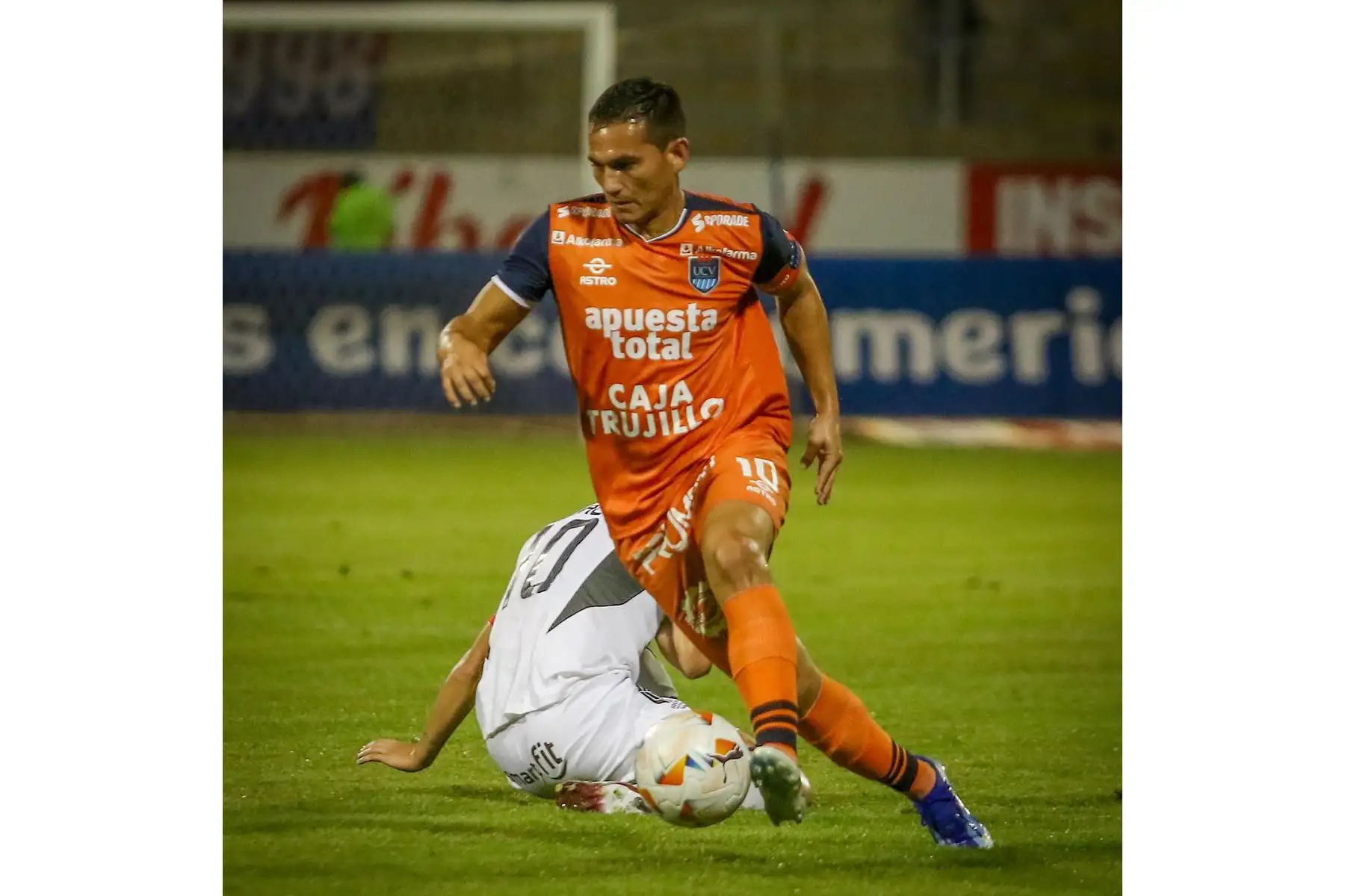 Jugada del peruano Jairo Vélez de César Vallejo contra el Medellín de Colombia durante el partido de vuelta de la fase de grupos de la Copa Sudamericana en el estadio Mansiche de Trujillo, Perú, el 7 de mayo de 2024. Foto: UCV