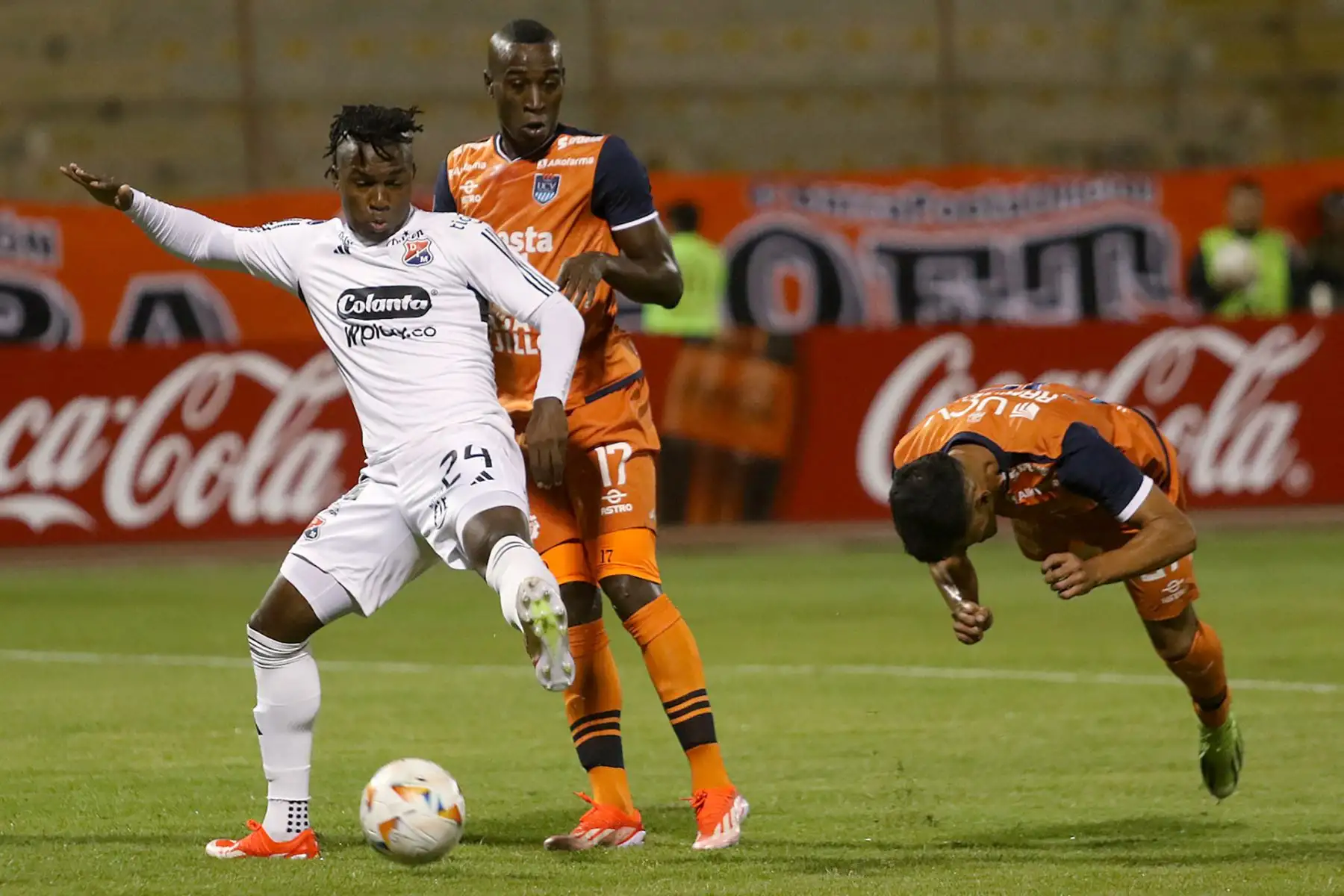 El defensor del Medellín, José Ortiz, y el delantero colombiano de César Vallejo, Yorleys Mena, luchan por el balón durante el partido de fútbol de vuelta de la fase de grupos de la Copa Sudamericana entre César Vallejo de Perú y Medellín de Colombia en el estadio Mansiche de Trujillo, Perú, el 7 de mayo de 2024. Foto: AFP