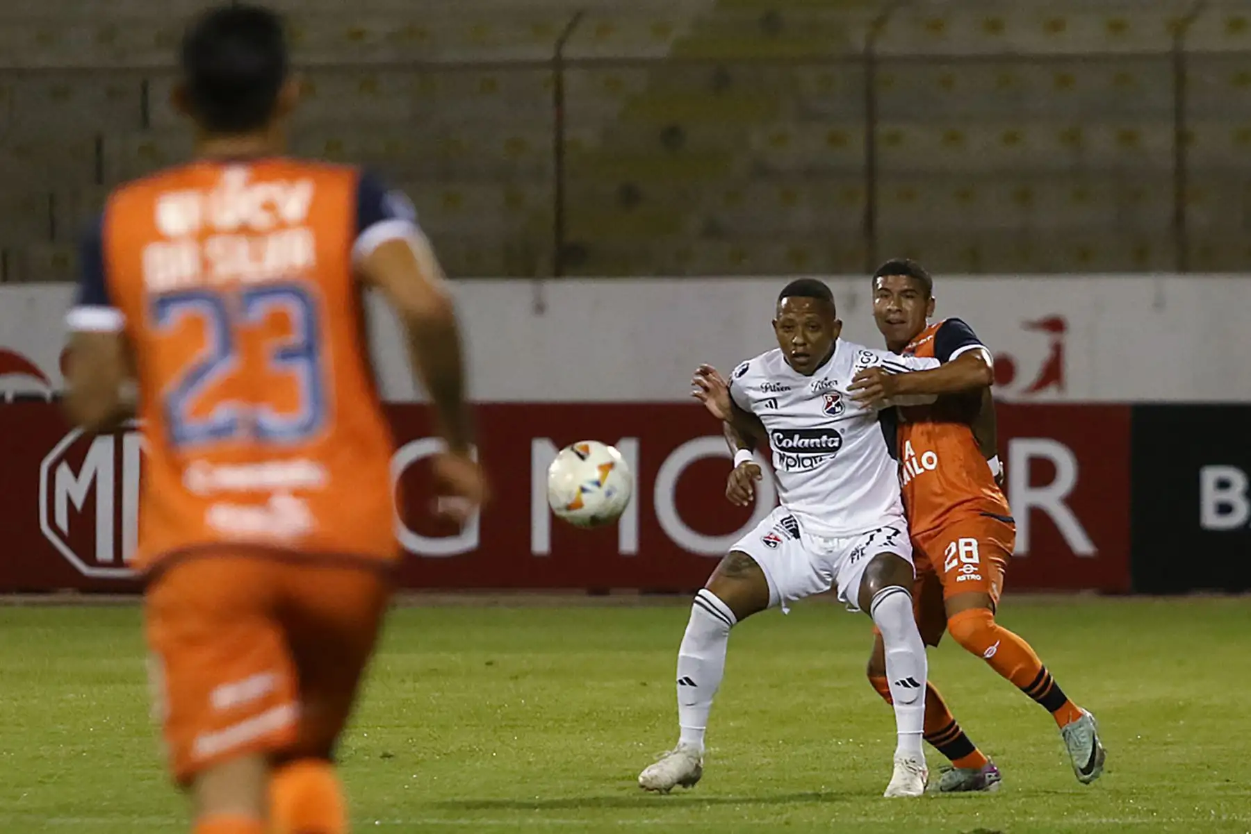 El delantero del Medellín, Jhon Vásquez, y el defensor de César Vallejo, Sais Santibáñez, luchan por el balón durante el partido de fútbol de vuelta de la fase de grupos de la Copa Sudamericana entre César Vallejo de Perú y Medellín de Colombia en el estadio Mansiche de Trujillo, Perú, el 7 de mayo de 2024. Foto: AFP