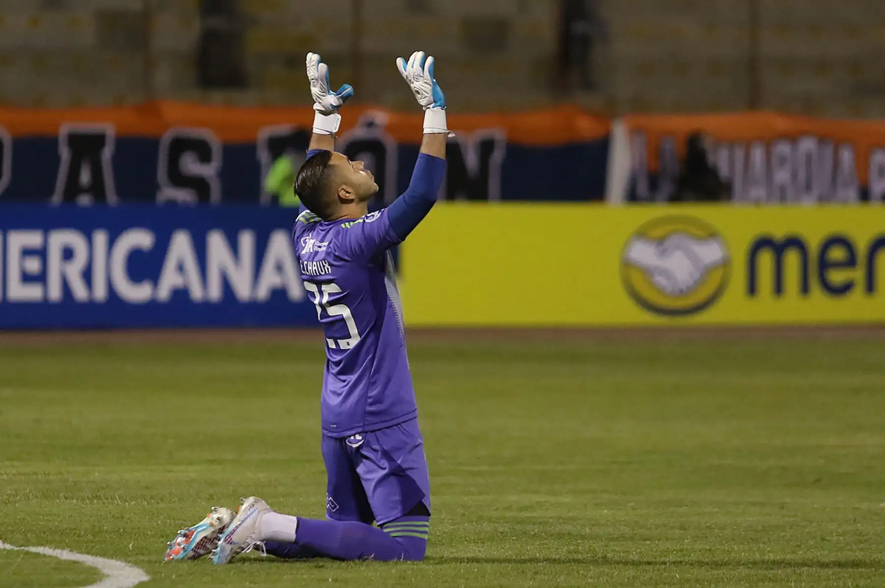 El portero del Medellín, Eder Chaux, celebra el triunfo de su equipo durante el partido de vuelta de la fase de grupos de la Copa Sudamericana entre César Vallejo de Perú y Medellín de Colombia en el estadio Mansiche de Trujillo, Perú, el 7 de mayo de 2024. Foto: AFP