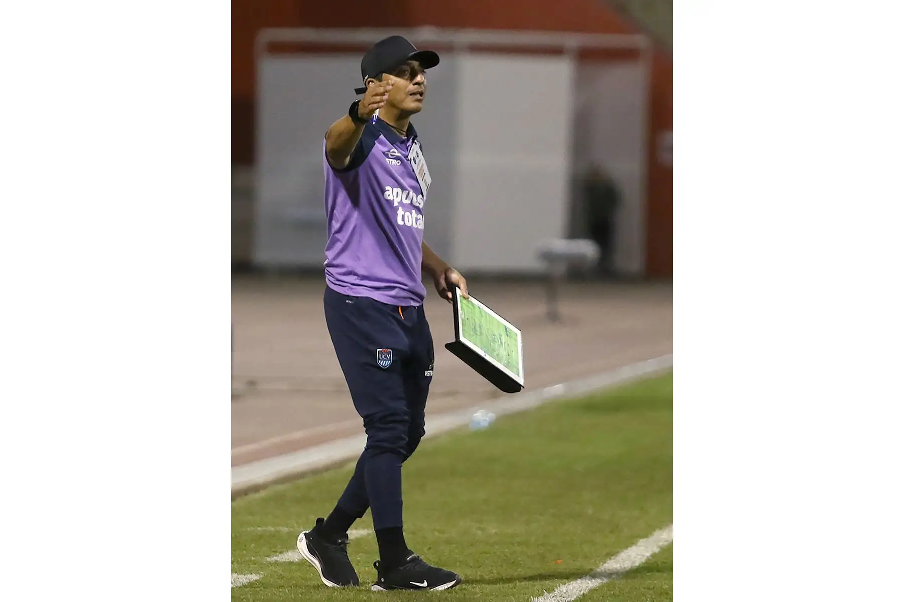 El entrenador en jefe de César Vallejo, Guillermo Salas, le hace indicaciones a sus jugadores durante el partido de fútbol de vuelta de la fase de grupos de la Copa Sudamericana entre César Vallejo de Perú y Medellín de Colombia en el estadio Mansiche de Trujillo, Perú, el 7 de mayo de 2024. Foto: AFP