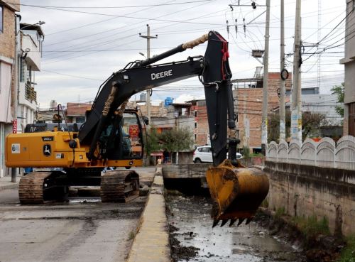 Municipalidad Provincial ejecuta trabajos de descolmatación la quebrada Calispuquio, que cruza la ciudad de Cajamarca, como prevención ante posibles lluvias. ANDINA/Difusión