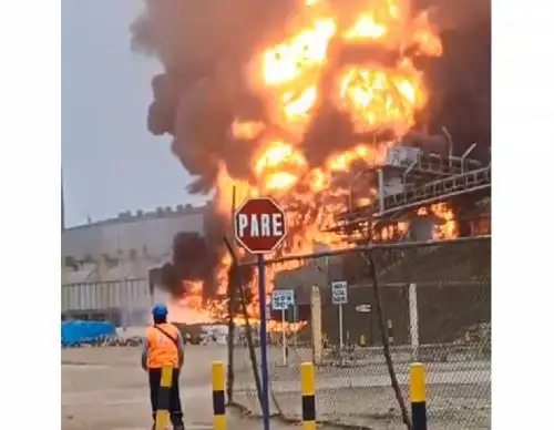 Un incendio de grandes proporciones se registra a esta hora en las instalaciones de la azucarera Casa Grande, empresa agroindustrial ubicada en la provincia de Ascope, en La Libertad. ANDINA/Difusión
