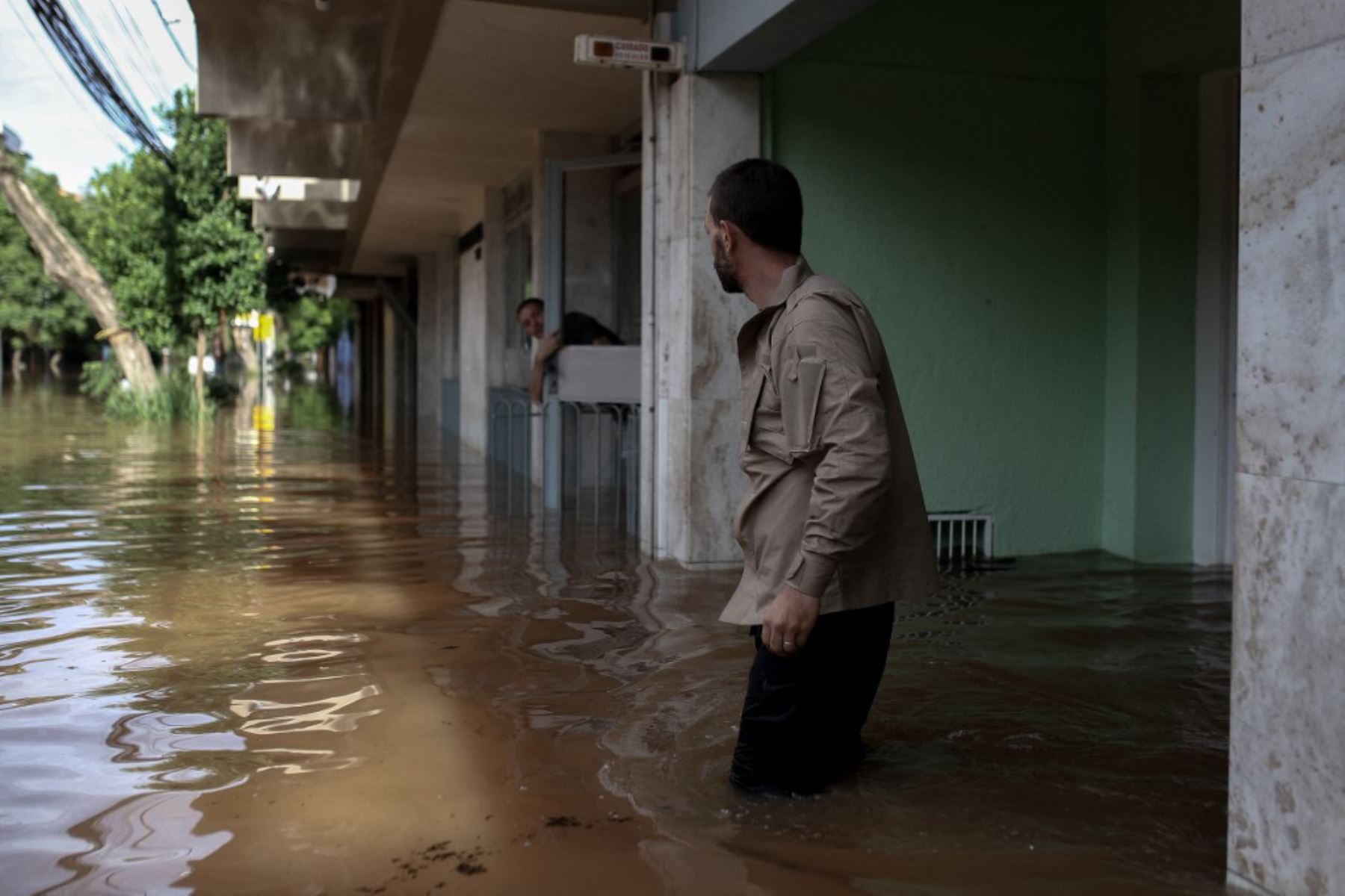 El número de muertes por las históricas inundaciones en el sur de Brasil alcanzó este miércoles el centenar, a la vez que las autoridades suplican a los afectados no volver a las zonas de riesgo. Foto: AFP