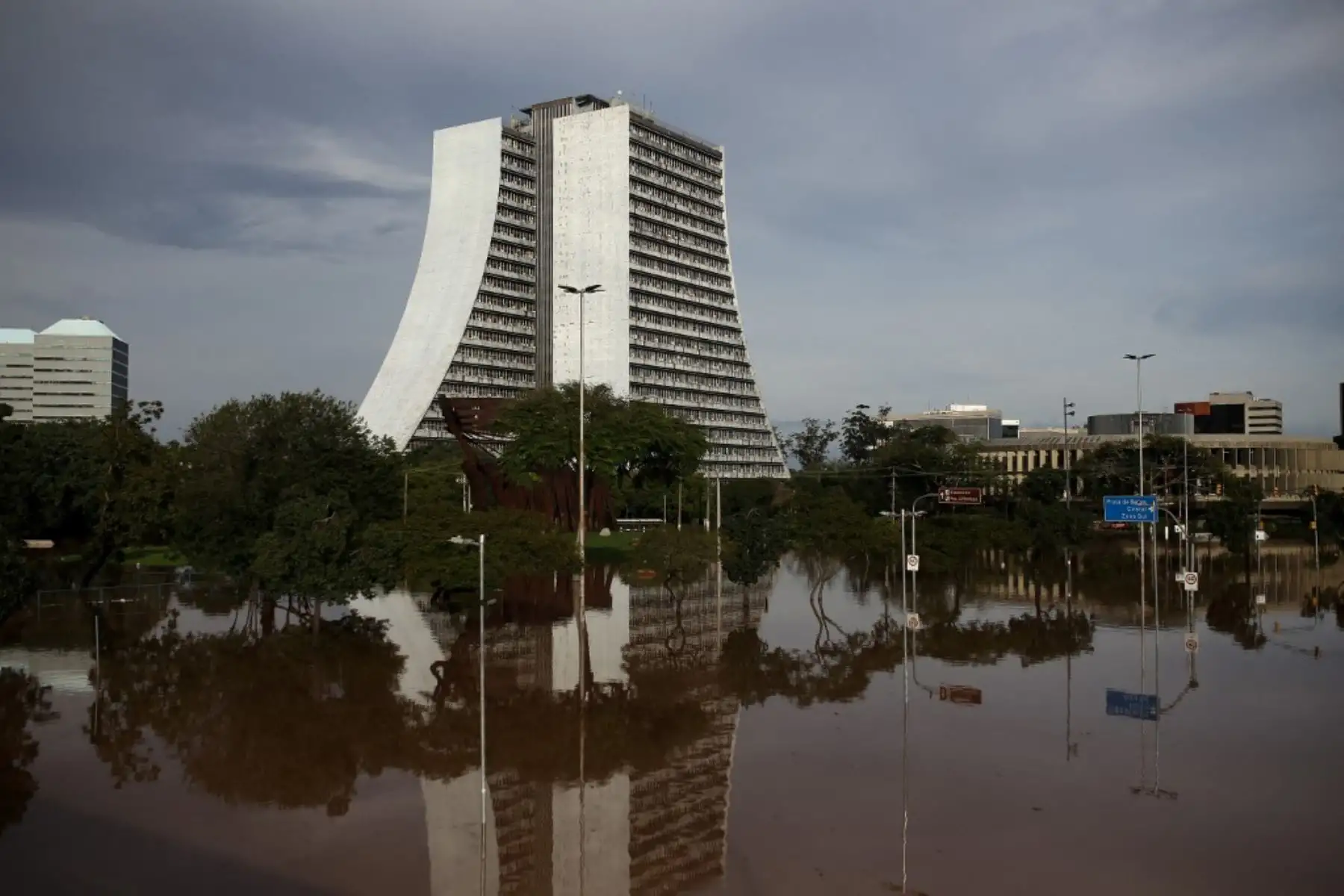 Según Defensa Civil, al menos 100 personas fallecieron, 372 resultaron heridas y 128 están desaparecidas en las inundaciones provocadas por desbordes de ríos tras las lluvias torrenciales de la última semana en el estado do Rio Grande do Sul. Foto: AFP