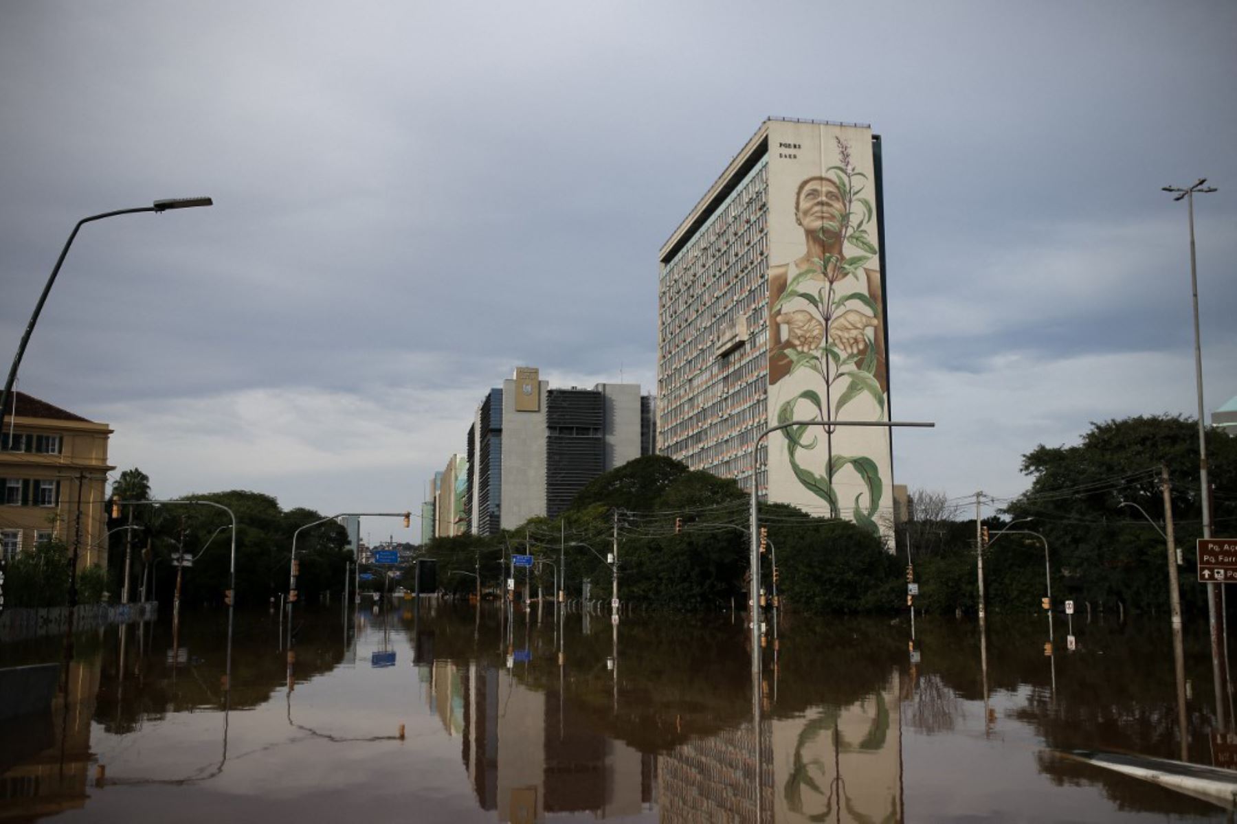 Según Defensa Civil, al menos 100 personas fallecieron, 372 resultaron heridas y 128 están desaparecidas en las inundaciones provocadas por desbordes de ríos tras las lluvias torrenciales de la última semana en el estado do Rio Grande do Sul. Foto: AFP