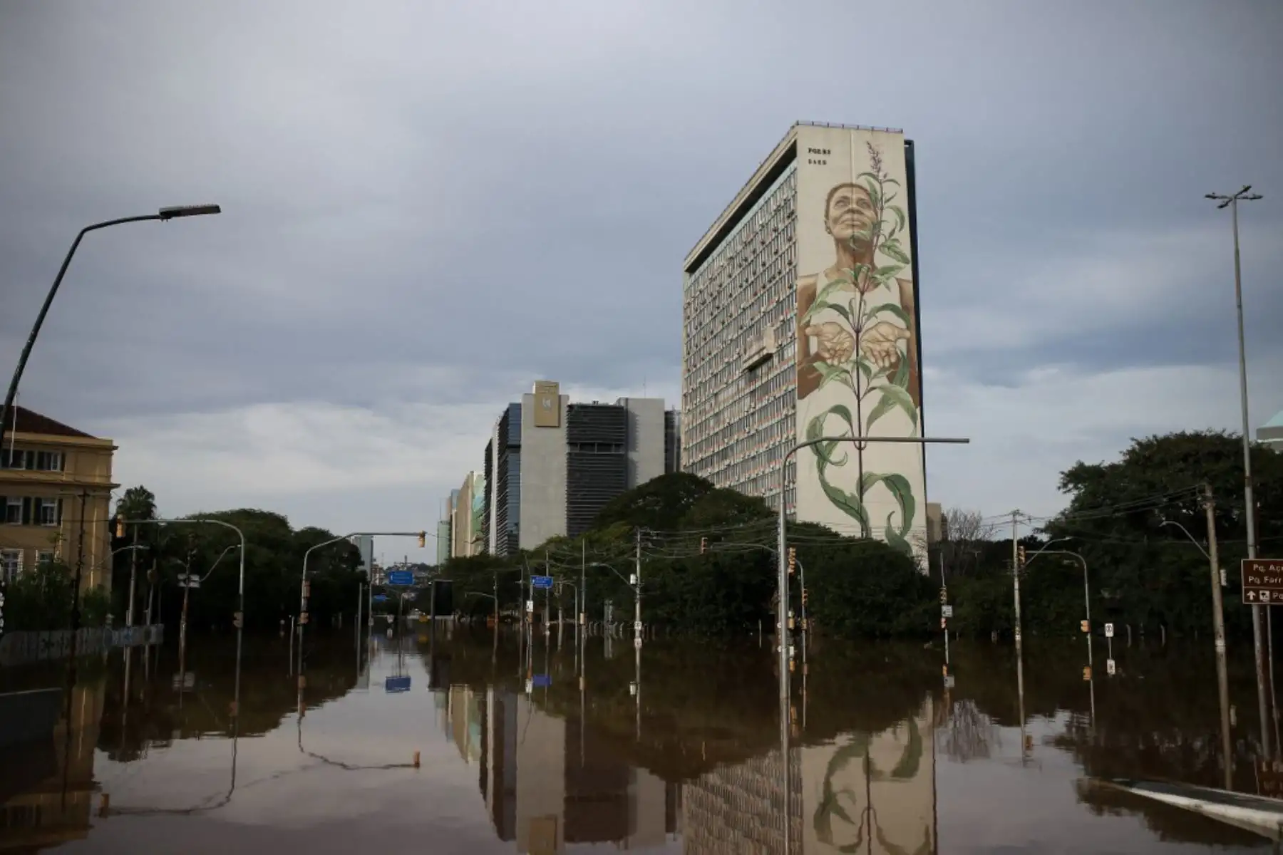 Según Defensa Civil, al menos 100 personas fallecieron, 372 resultaron heridas y 128 están desaparecidas en las inundaciones provocadas por desbordes de ríos tras las lluvias torrenciales de la última semana en el estado do Rio Grande do Sul. Foto: AFP