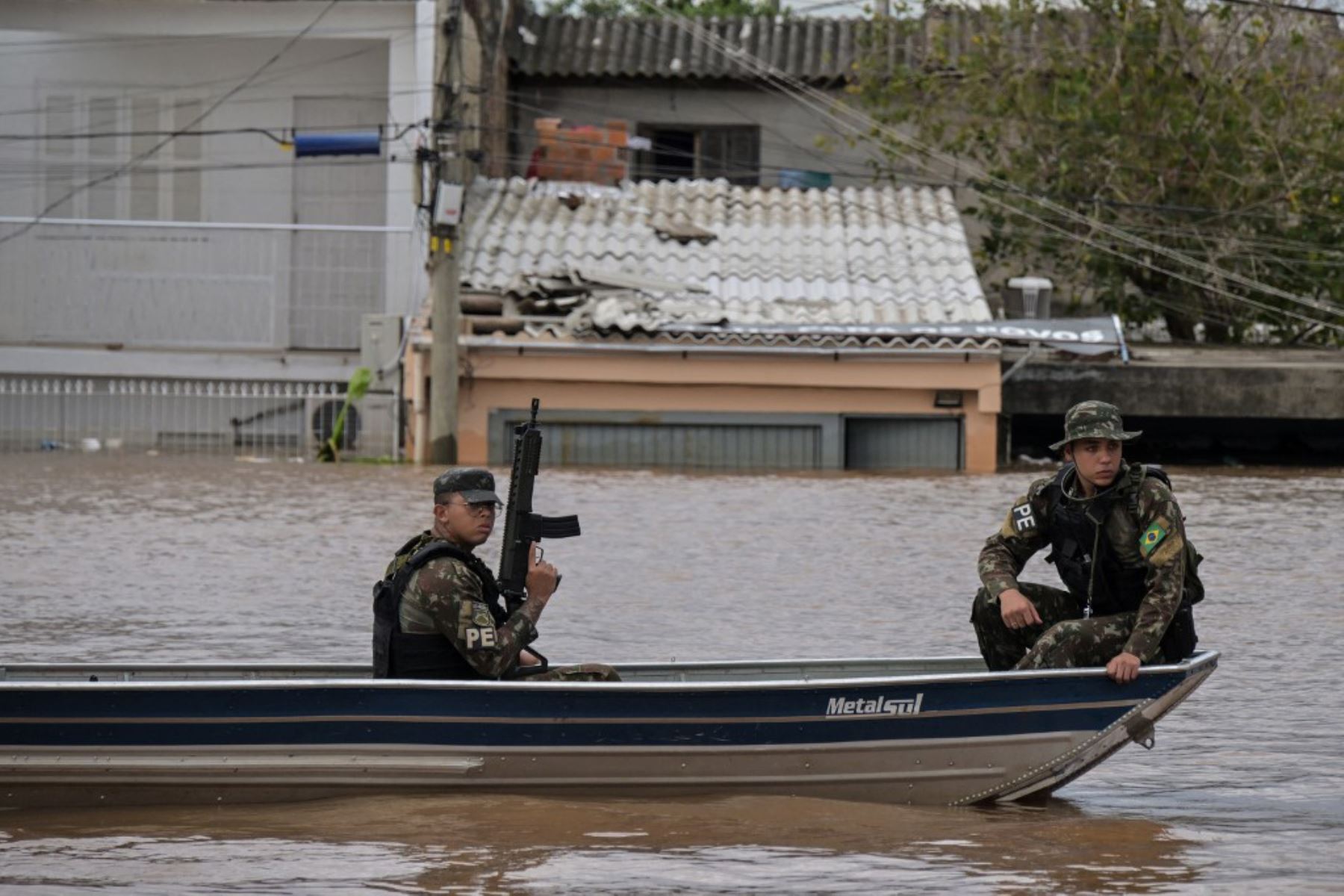 En más de 400 municipios afectados, incluida Porto Alegre, capital del estado, más de 160.000 personas fueron evacuadas de sus viviendas por este desastre climático, cuya violencia expertos y el gobierno brasileño vinculan al cambio climático.  Foto: AFP