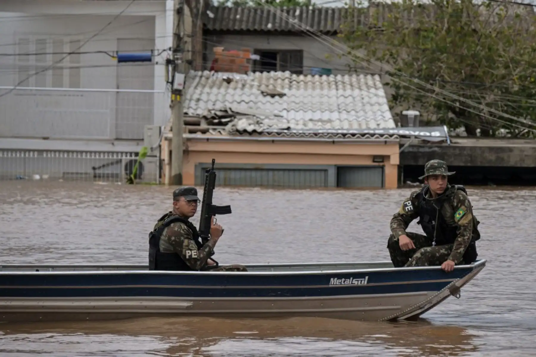 En más de 400 municipios afectados, incluida Porto Alegre, capital del estado, más de 160.000 personas fueron evacuadas de sus viviendas por este desastre climático, cuya violencia expertos y el gobierno brasileño vinculan al cambio climático.  Foto: AFP