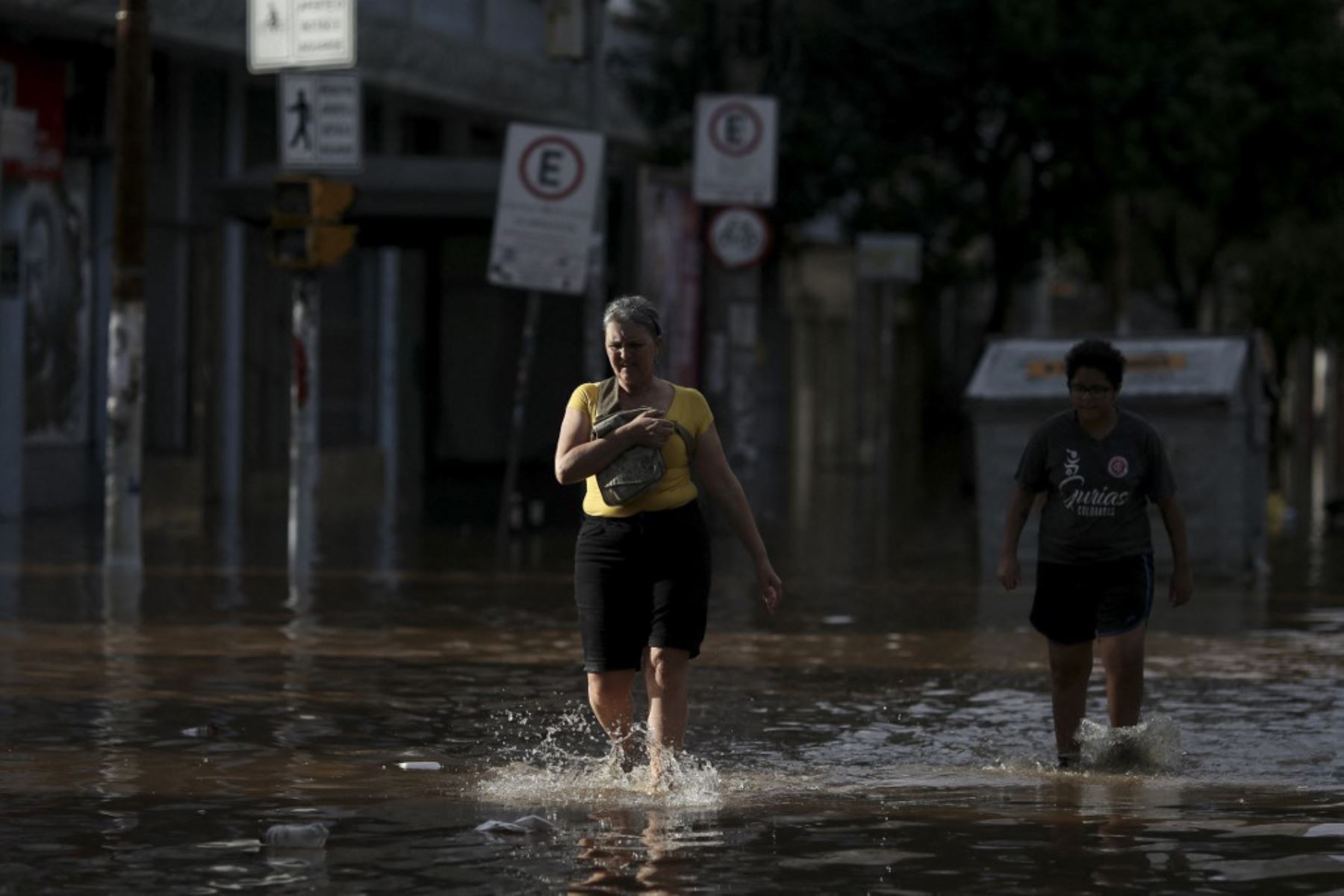 En más de 400 municipios afectados, incluida Porto Alegre, capital del estado, más de 160.000 personas fueron evacuadas de sus viviendas por este desastre climático, cuya violencia expertos y el gobierno brasileño vinculan al cambio climático.  Foto: AFP