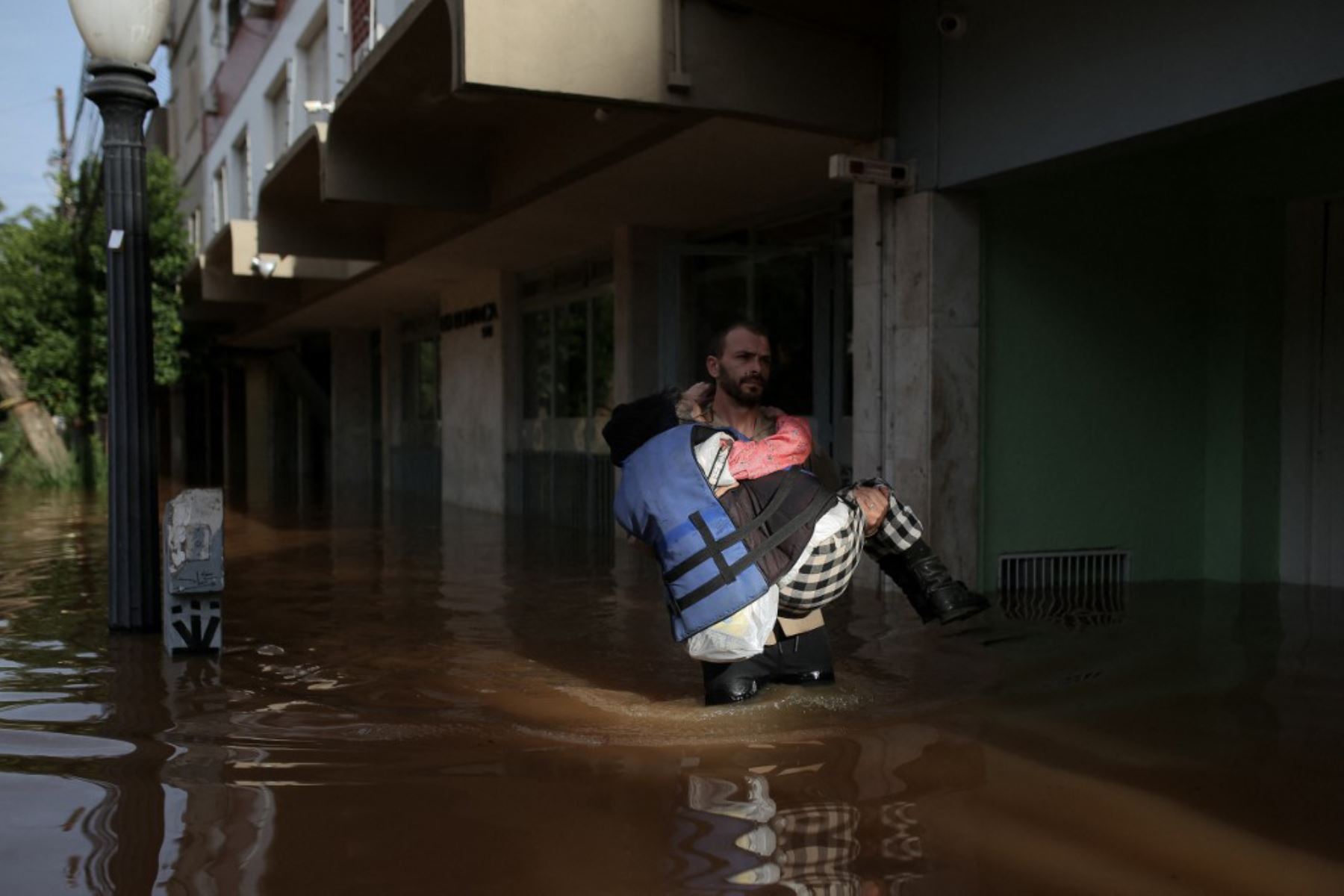 Casi 100.000 viviendas quedaron dañadas o destruidas por la fuerza de la naturaleza. Los daños económicos superan los 4.600 millones de reales (908 millones de dólares), según una estimación de la Confederación Nacional de Municipios. Foto: AFP