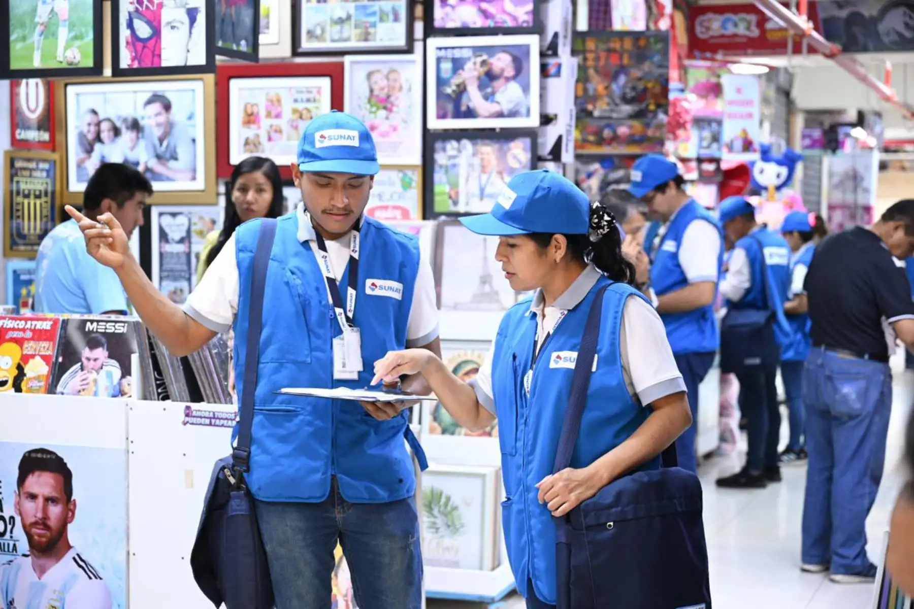 El personal de la Sunat brindó orientación a los contribuyentes dedicados, principalmente, a la comercialización de diversos productos como ropa, juguetes, adornos, joyería, textiles, entre otros. Foto: ANDINA/Difusión