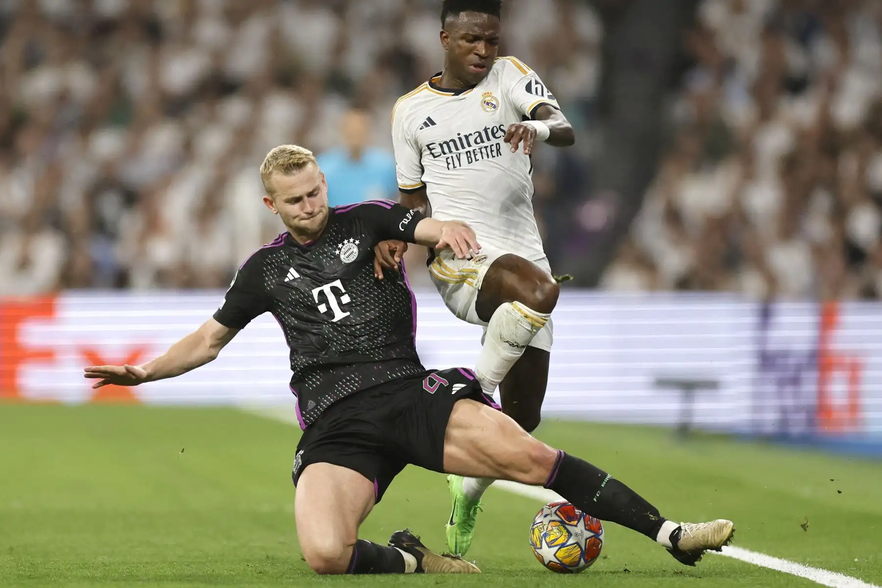 El delantero brasileño del Real Madrid, Vinicius Junior compite con el defensor holandés del Bayern Munich # 04 Matthijs de Ligt durante el partido de fútbol de vuelta de la semifinal de la Liga de Campeones de la UEFA entre el Real Madrid CF y el FC Bayern Munich en el estadio Santiago Bernabeu de Madrid.
Foto: AFP