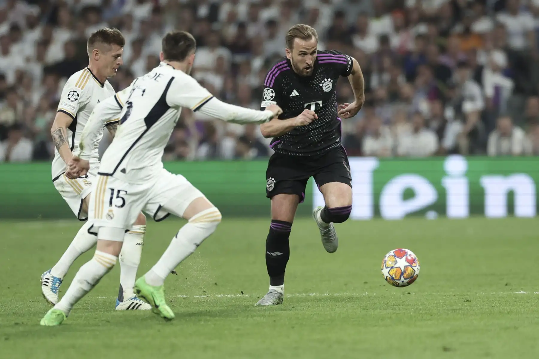 El delantero inglés del Bayern de Múnich, Harry Kane compite con el centrocampista alemán del Real Madrid, Toni Kroos y el centrocampista uruguayo del Real Madrid, Federico Valverde durante el partido de fútbol de vuelta de las semifinales de la Liga de Campeones de la UEFA entre el Real Madrid CF y el FC Bayern de Múnich en el Santiago Bernabeu. Estadio de Madrid.
Foto: AFP