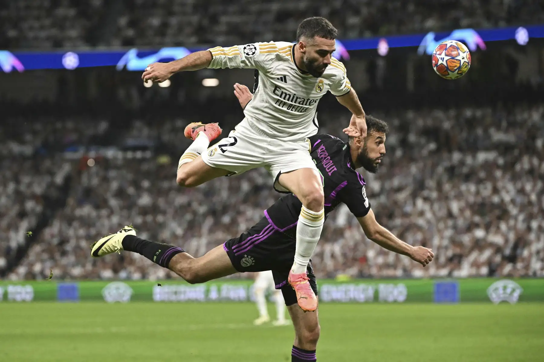 El defensor español del Real Madrid, Dani Carvajal y el defensor marroquí del Bayern Munich, Noussair Mazraoui compiten por un cabezazo durante el partido de vuelta de las semifinales de la Liga de Campeones de la UEFA entre el Real Madrid CF y el FC Bayern Munich en el estadio Santiago Bernabeu de Madrid.
Foto: AFP