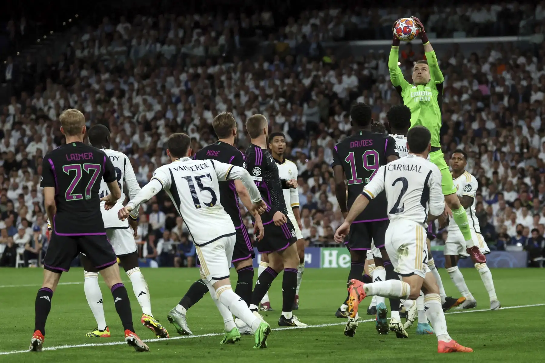 El portero ucraniano del Real Madrid, Andriy Lunin, salta para hacer una parada durante el partido de fútbol de vuelta de la semifinal de la Liga de Campeones de la UEFA entre el Real Madrid CF y el FC Bayern Munich en el estadio Santiago Bernabeu de Madrid.
Foto: AFP