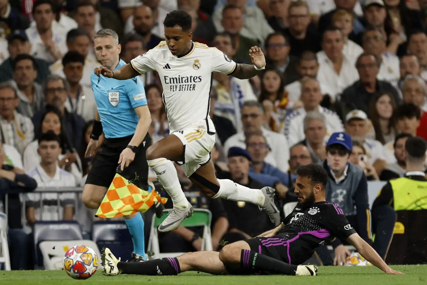 El delantero brasileño del Real Madrid, Rodrygo compite con el defensa marroquí del Bayern de Múnich, Noussair Mazraoui durante el partido de fútbol de vuelta de la semifinal de la Liga de Campeones de la UEFA entre el Real Madrid CF y el FC Bayern de Múnich en el estadio Santiago Bernabeu de Madrid.
Foto: AFP