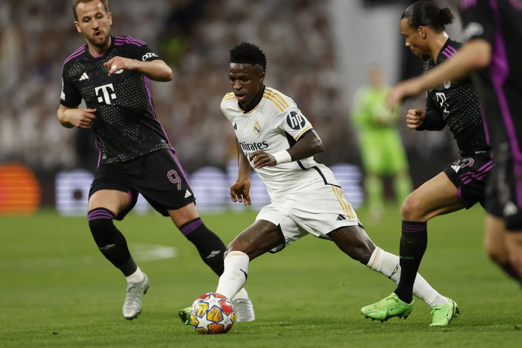 El delantero brasileño del Real Madrid, Vinicius Junior compite con el delantero inglés del Bayern Munich, Harry Kane durante el partido de fútbol de vuelta de la semifinal de la Liga de Campeones de la UEFA entre el Real Madrid CF y el FC Bayern Munich en el estadio Santiago Bernabeu de Madrid.
Foto: AFP