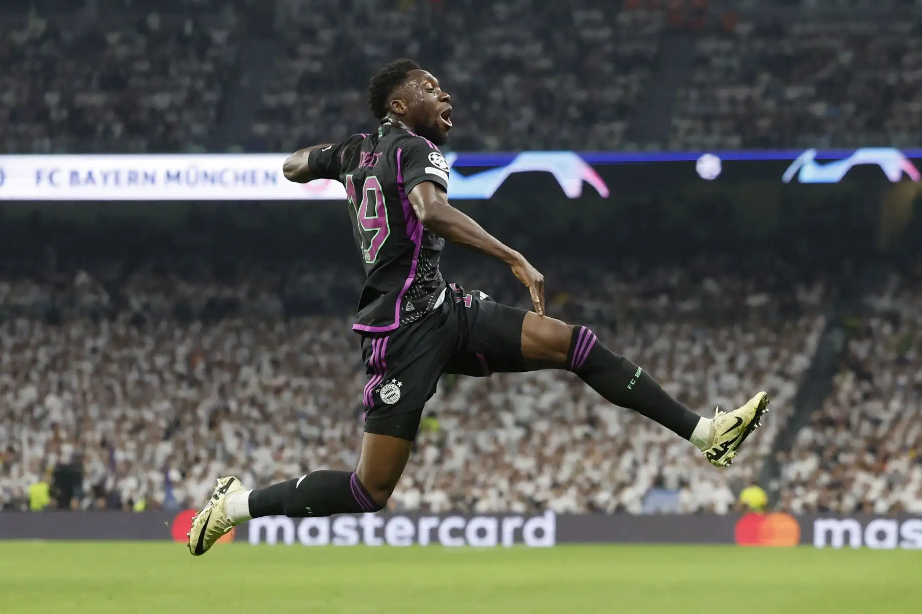El centrocampista canadiense del Bayern de Múnich, Alphonso Davies, celebra marcar el primer gol de su equipo durante el partido de vuelta de la semifinal de la Liga de Campeones de la UEFA entre el Real Madrid CF y el FC Bayern de Múnich en el estadio Santiago Bernabeu de Madrid.
Foto: AFP