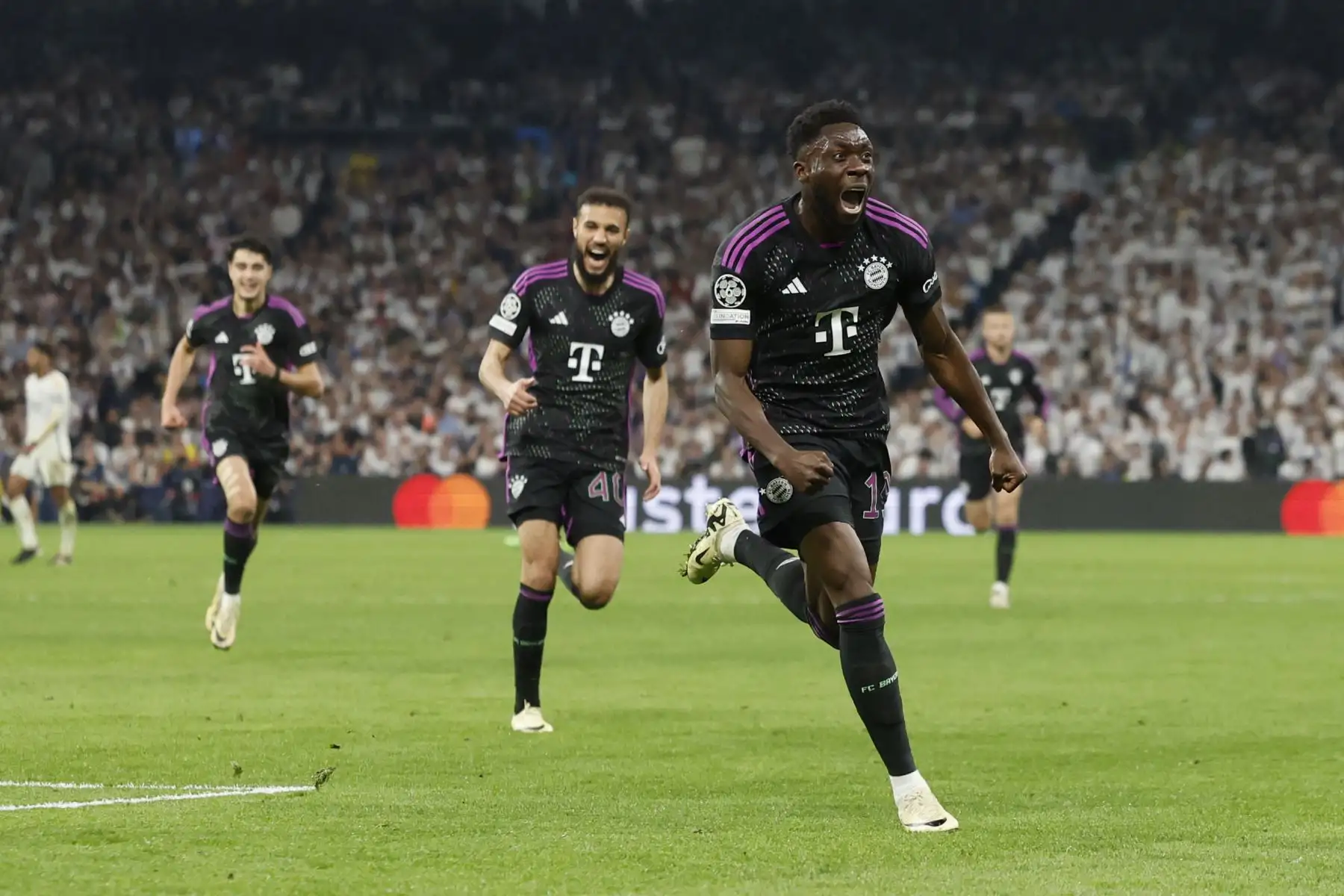 El centrocampista canadiense del Bayern de Múnich, Alphonso Davies, celebra marcar el primer gol de su equipo durante el partido de vuelta de la semifinal de la Liga de Campeones de la UEFA entre el Real Madrid CF y el FC Bayern de Múnich en el estadio Santiago Bernabeu de Madrid.
Foto: AFP