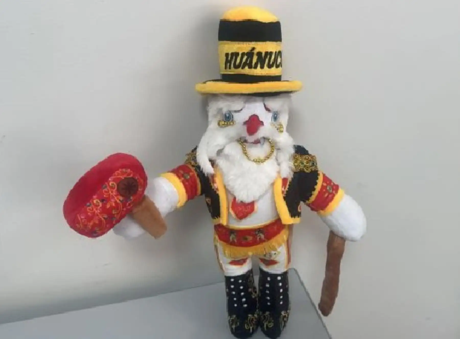 Indecopi registró el Peluche Corochano, el muñeco inspirado en uno de los personajes de la cofradía los Negritos de Huánuco, para proteger los derechos de autor del artesano creador. ANDINA/Difusión