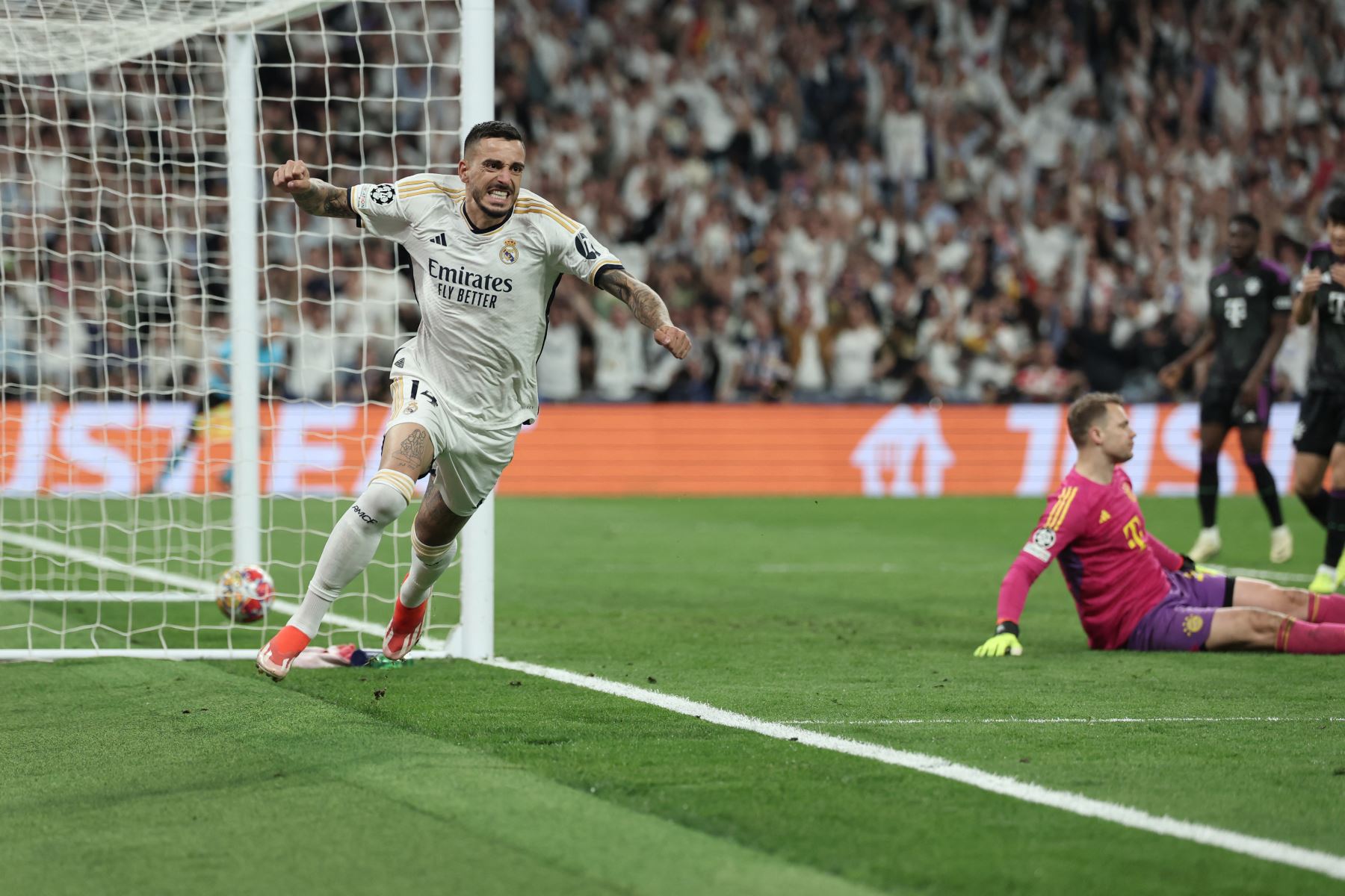 El delantero español del Real Madrid, Joselu celebra marcar el primer gol de su equipo durante el partido de vuelta de la semifinal de la Liga de Campeones de la UEFA. Foto: AFP.
