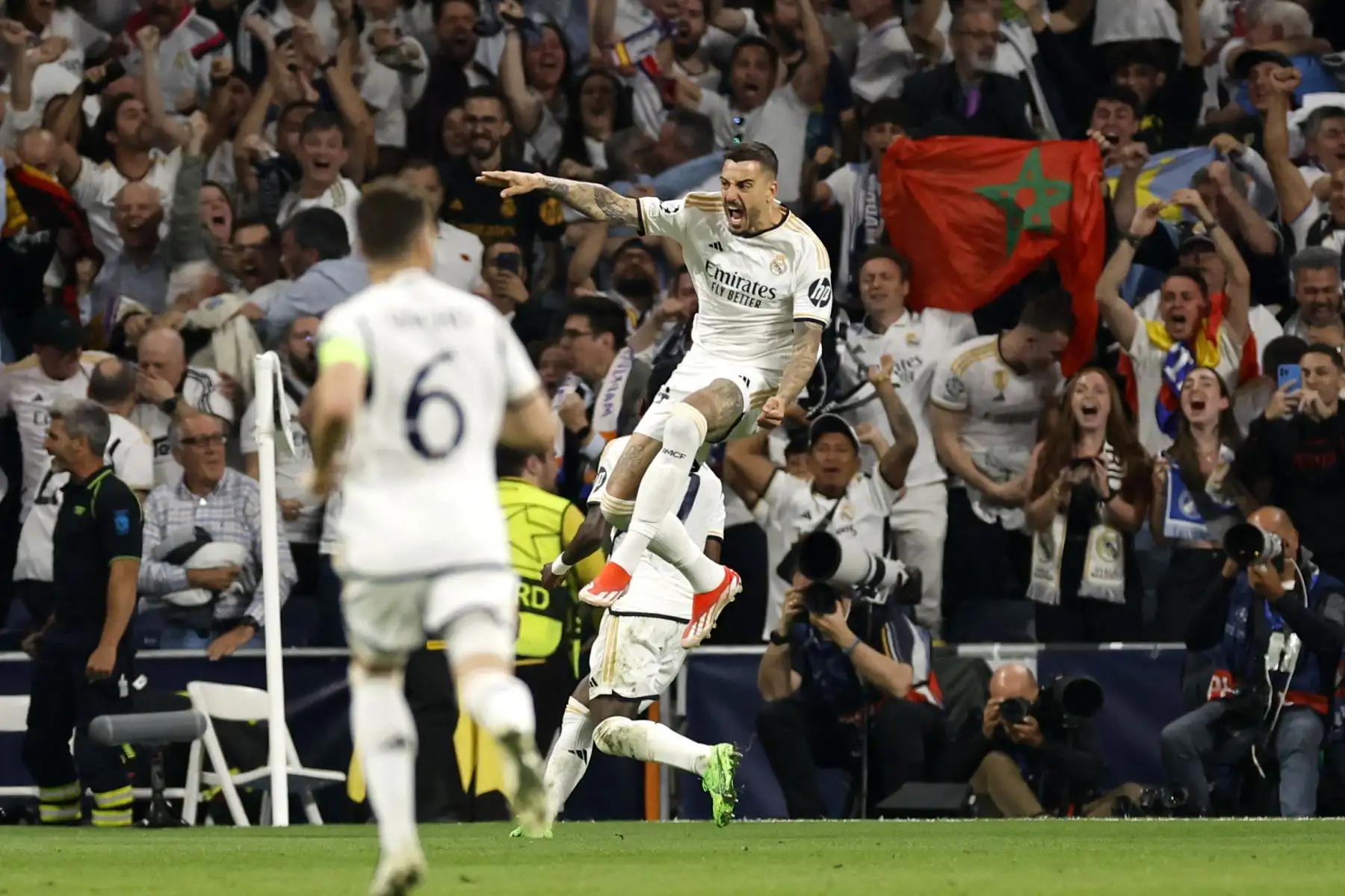 El delantero español del Real Madrid, Joselu celebra marcar el primer gol de su equipo durante el partido de vuelta de la semifinal de la Liga de Campeones de la UEFA entre el Real Madrid CF y el FC Bayern Munich en el estadio Santiago Bernabeu de Madrid.
Foto: AFP