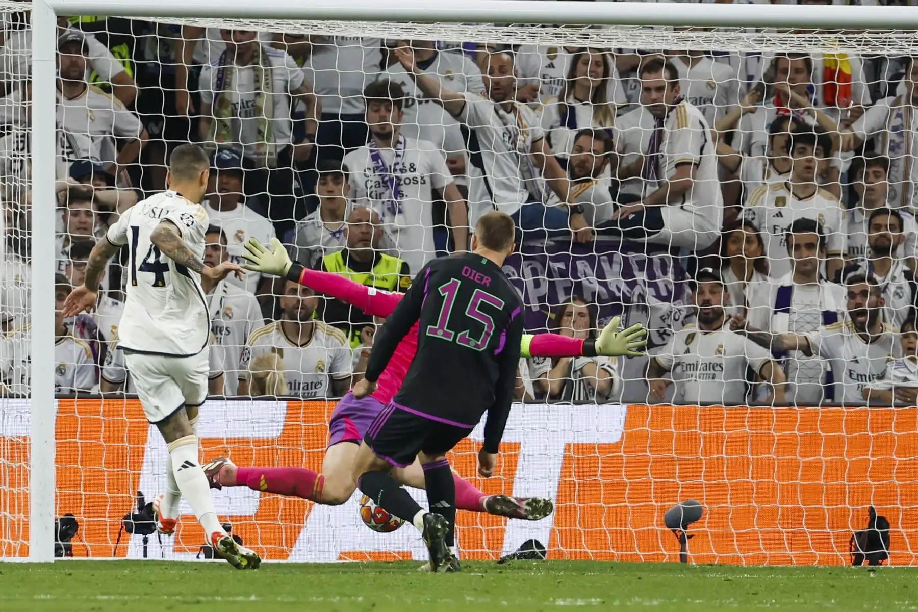 El delantero del Real Madrid, Joselu, tras rematar al guardameta del Bayern de Munich, Neuer, para conseguir uno de los goles del equipo blanco durante el encuentro correspondiente a la vuelta de las semifinales de la Liga de Campeones que disputan hoy miércoles Real Madrid y Bayern de Munich en el estadio Santiago Bernabéu, en Madrid. Foto: EFE