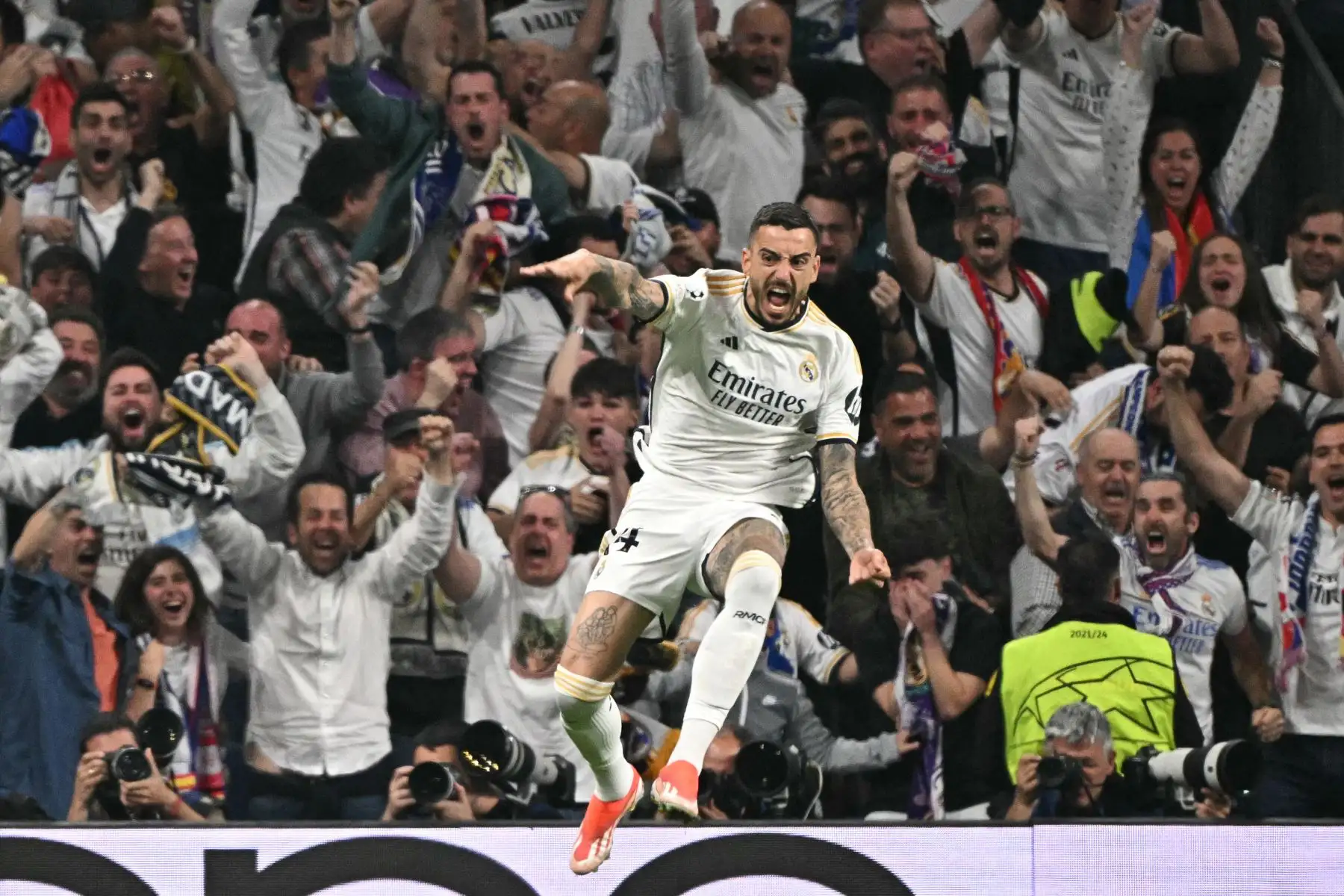 El delantero español del Real Madrid, Joselu celebra marcar el segundo gol de su equipo durante el partido de fútbol de vuelta de la semifinal de la Liga de Campeones de la UEFA entre el Real Madrid CF y el FC Bayern Munich en el estadio Santiago Bernabeu de Madrid.
Foto: AFP