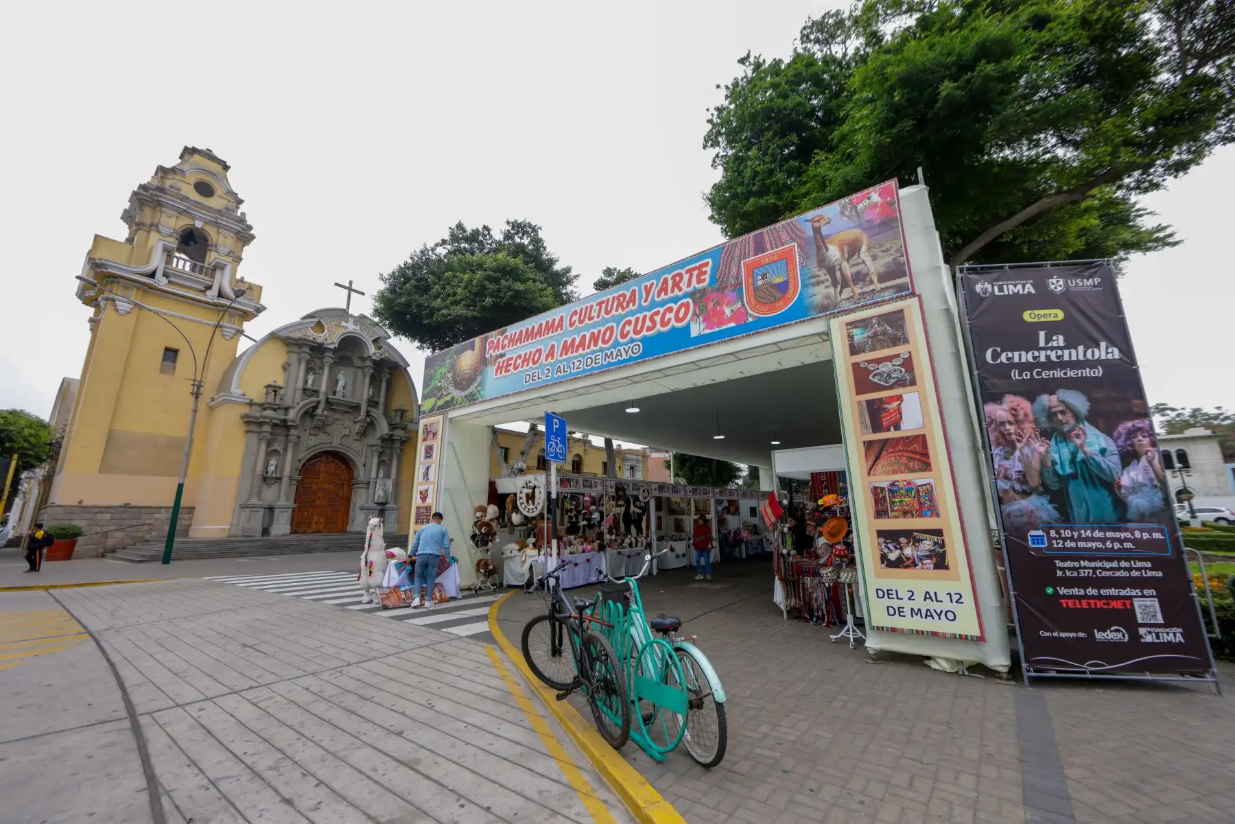 Con el nombre de Pachamama, en honor a la madre tierra y alusiva al Día de la Madre, los asistentes podrán encontrar una amplia variedad de regalos artesanales.
Foto: ANDINA / Luis Iparraguirre