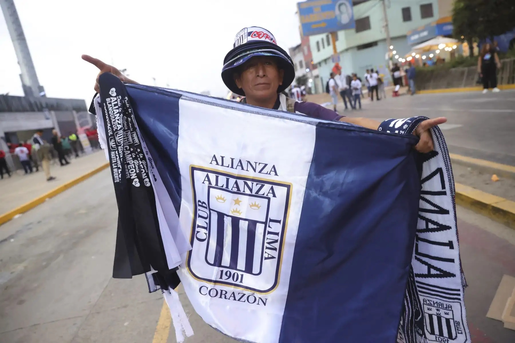 Hinchas de Alianza Lima acuden masivamente al estadio Alejandro Villanueva "Matute" en el distrito de La Victoria para alentar a su equipo en el partido de fase de grupos frente a Cerro Porteño de Paraguay por la Copa Libertadores 2024. 
Foto: ANDINA/Melina Mejía