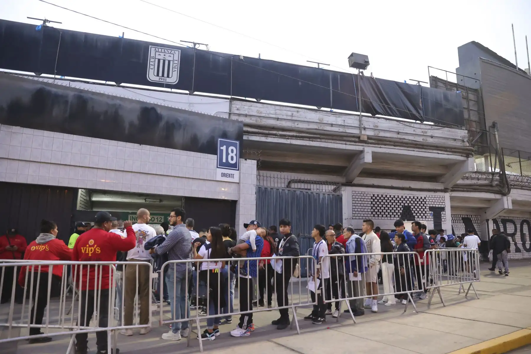Hinchas de Alianza Lima acuden masivamente al estadio Alejandro Villanueva "Matute" en el distrito de La Victoria para alentar a su equipo en el partido de fase de grupos frente a Cerro Porteño de Paraguay por la Copa Libertadores 2024. 
Foto: ANDINA/Melina Mejía